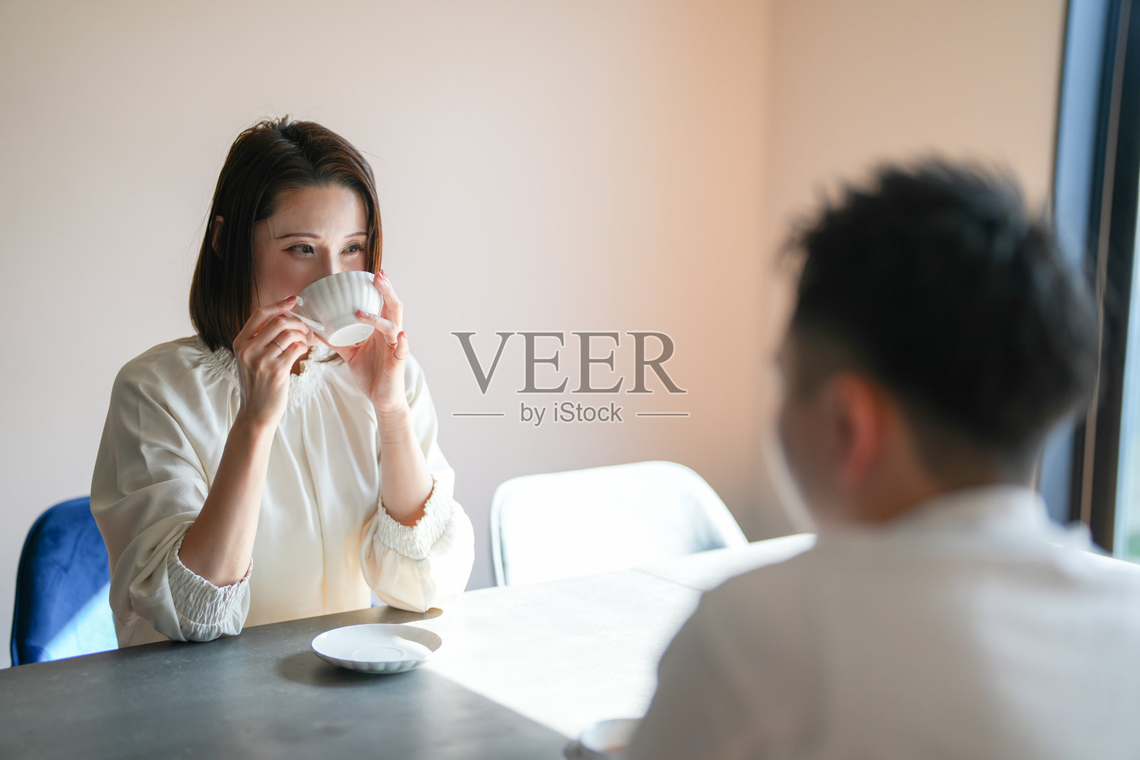 一对日本夫妇，30多岁的女性和20多岁的男性，在家享受下午茶时光。照片摄影图片