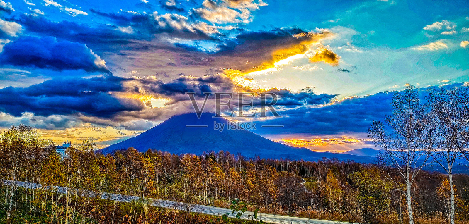 北海道的道路和山脉照片摄影图片