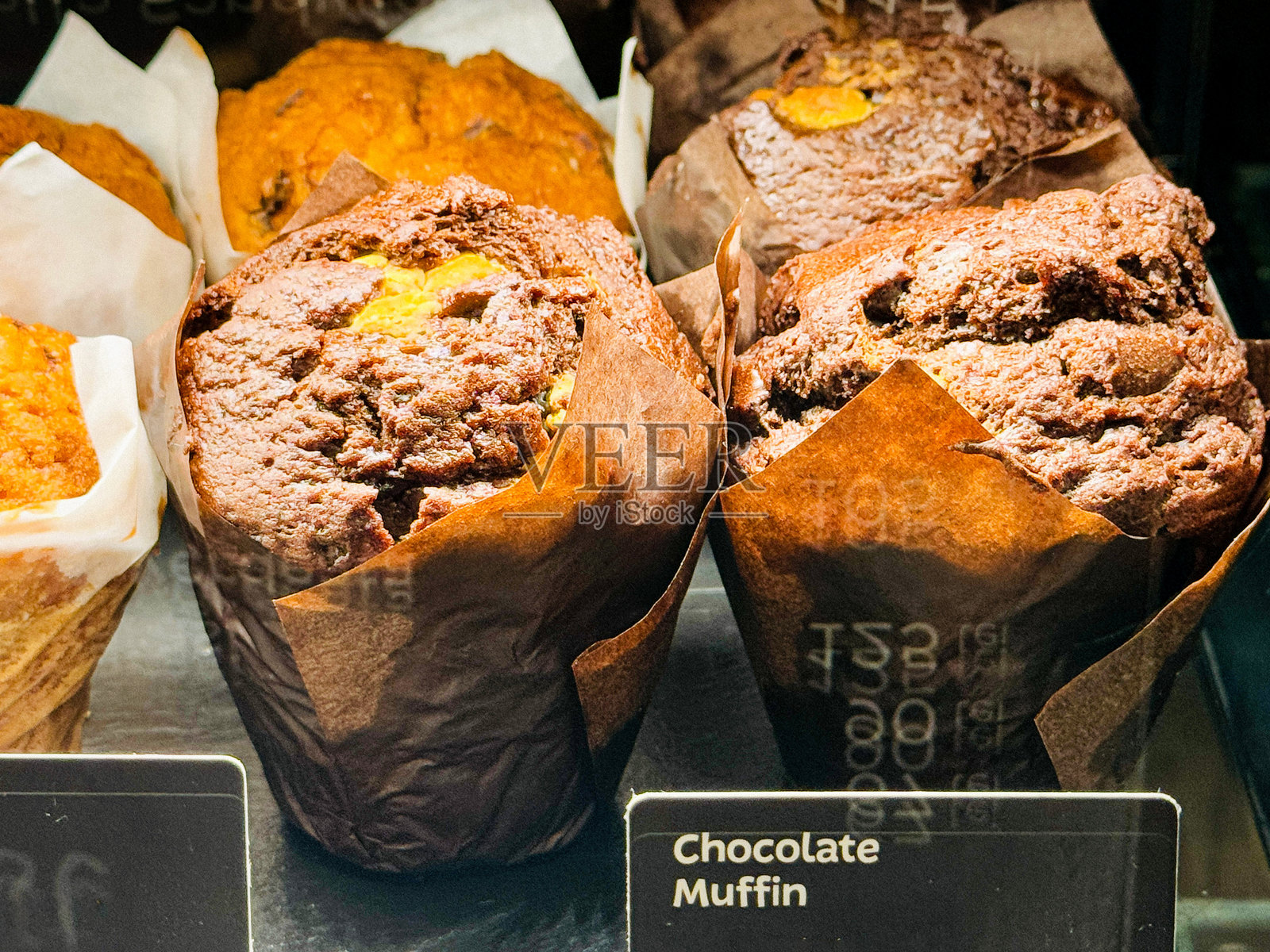 通货膨胀影响：巧克力松饼的新价格照片摄影图片