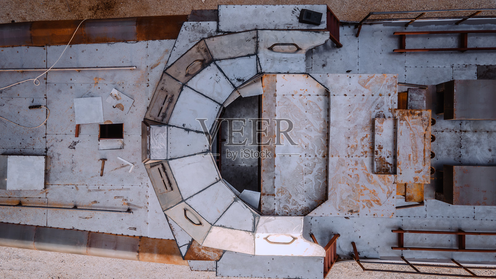 船甲板施工中的精密金属加工照片摄影图片