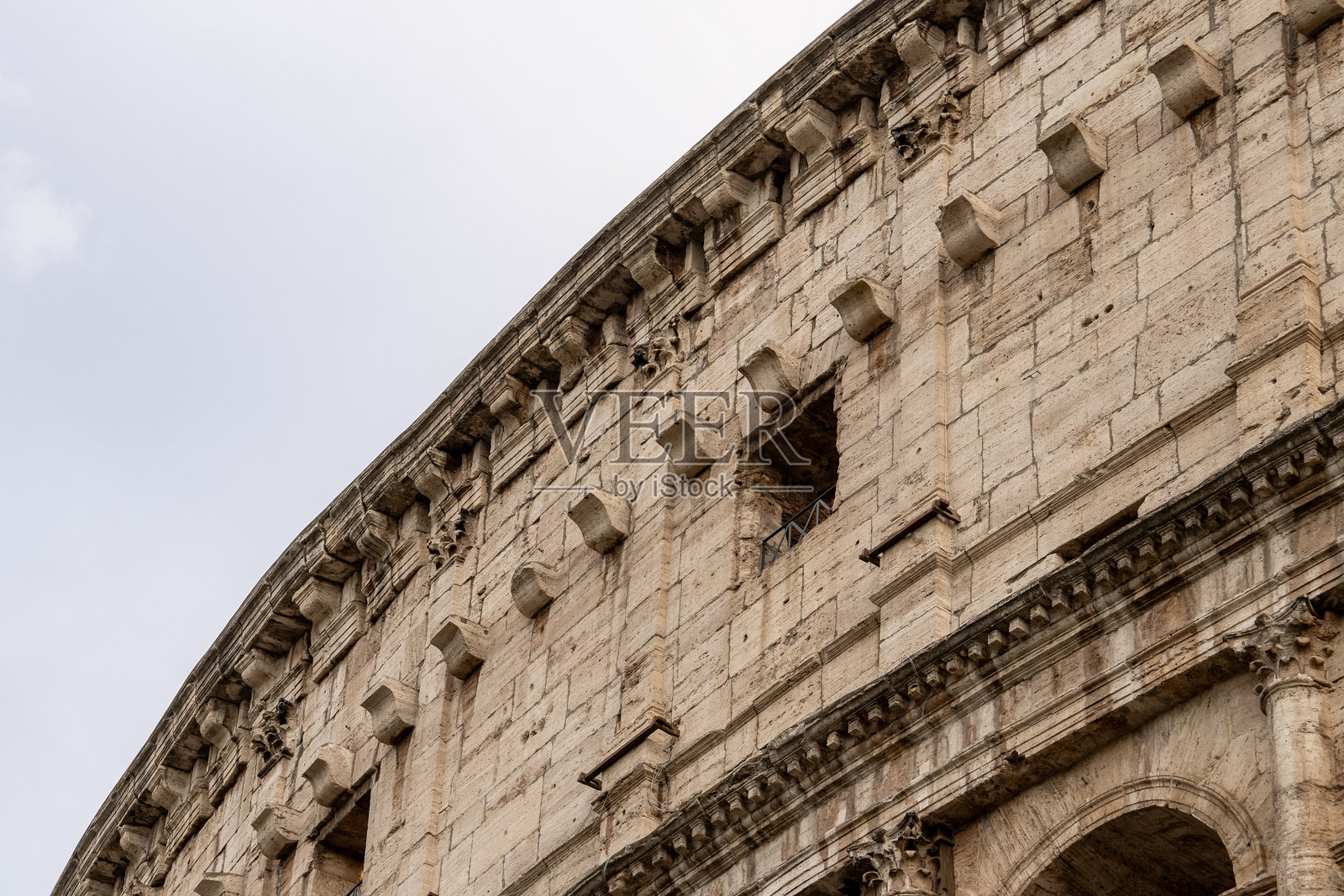 罗马斗兽场（Colosseo）外部的拱门建筑，背景是云朵和天空。意大利，罗马。照片摄影图片