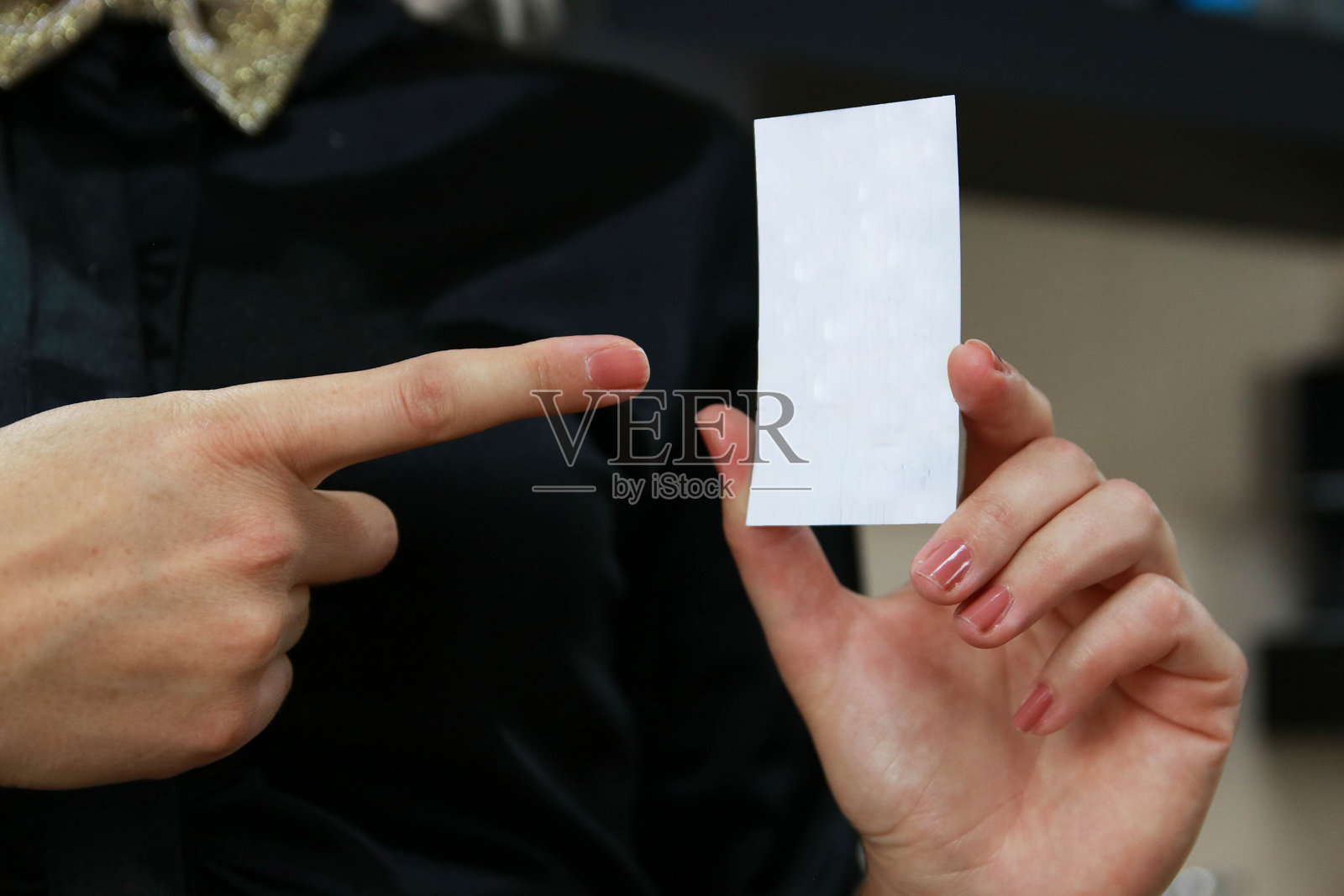 中年女发型师的肖像照片摄影图片