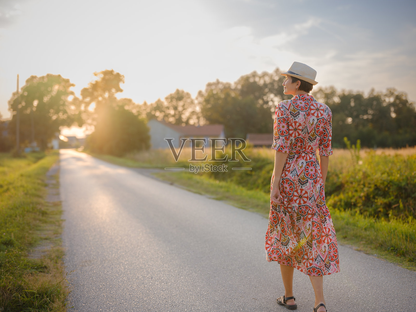 波西米亚风格的女性穿着花卉连衣裙在欧洲乡村中照片摄影图片