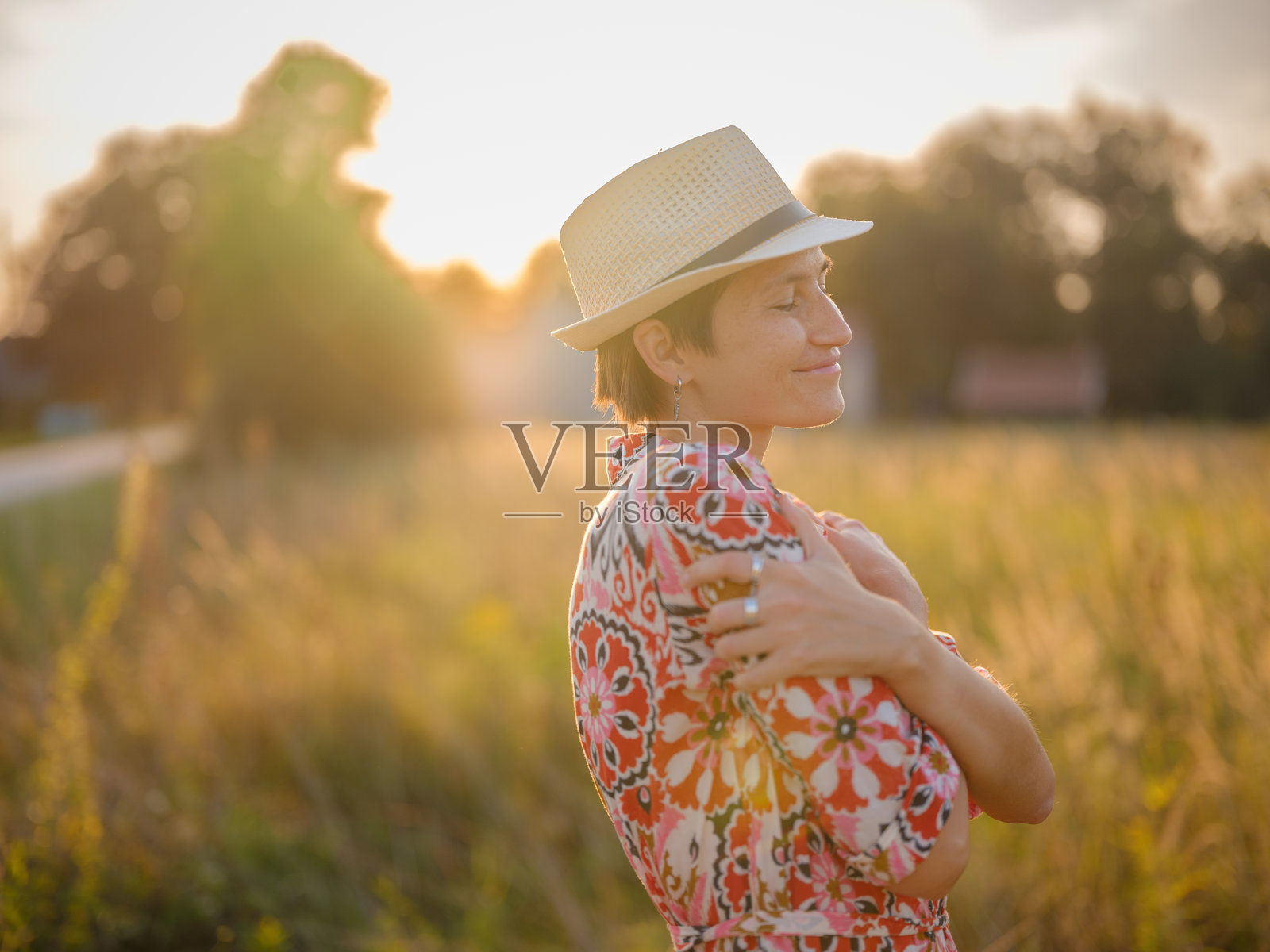 波西米亚风格的女性穿着花卉连衣裙，置身于欧洲乡村照片摄影图片