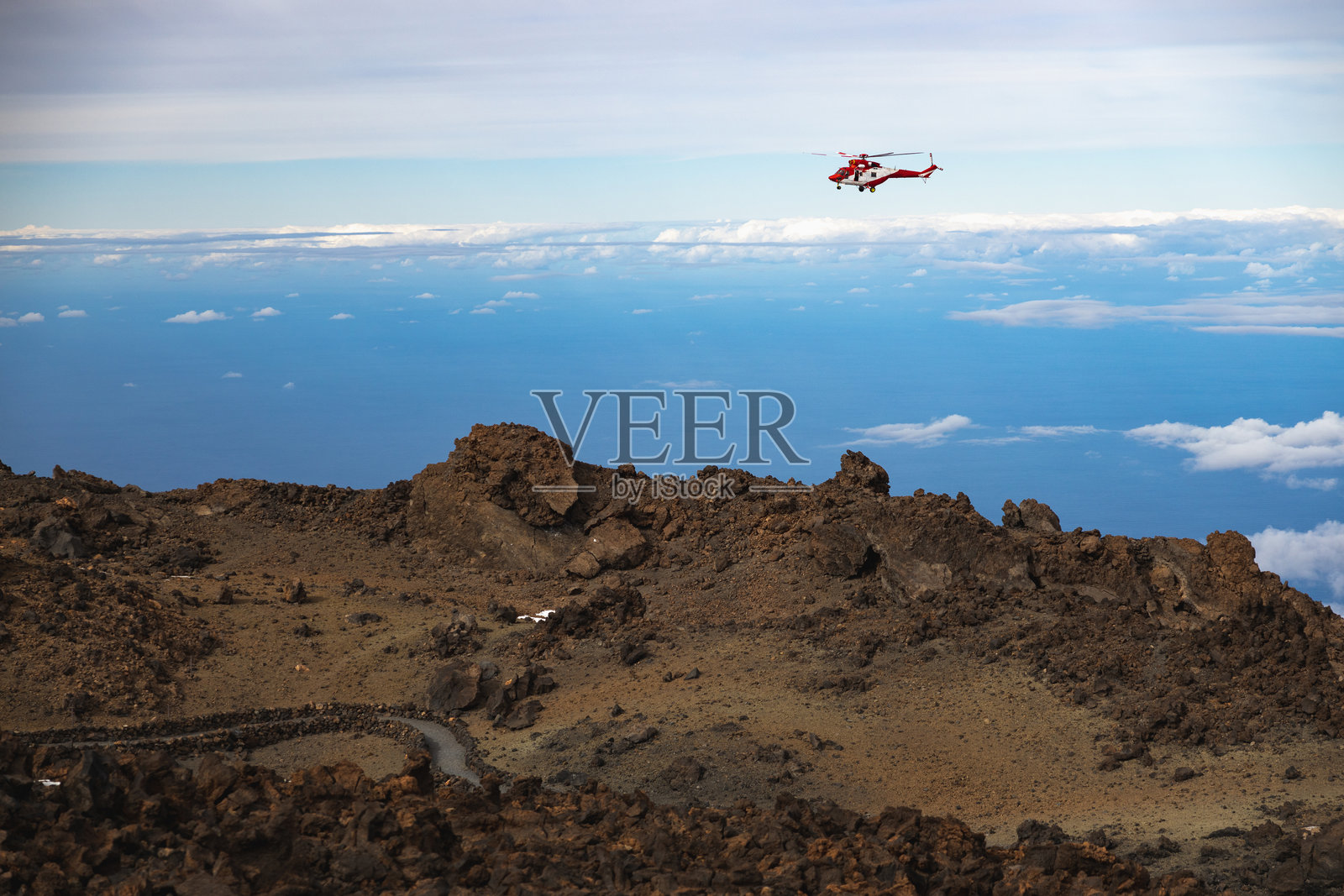 阿尔卑斯直升机飞越山脉照片摄影图片