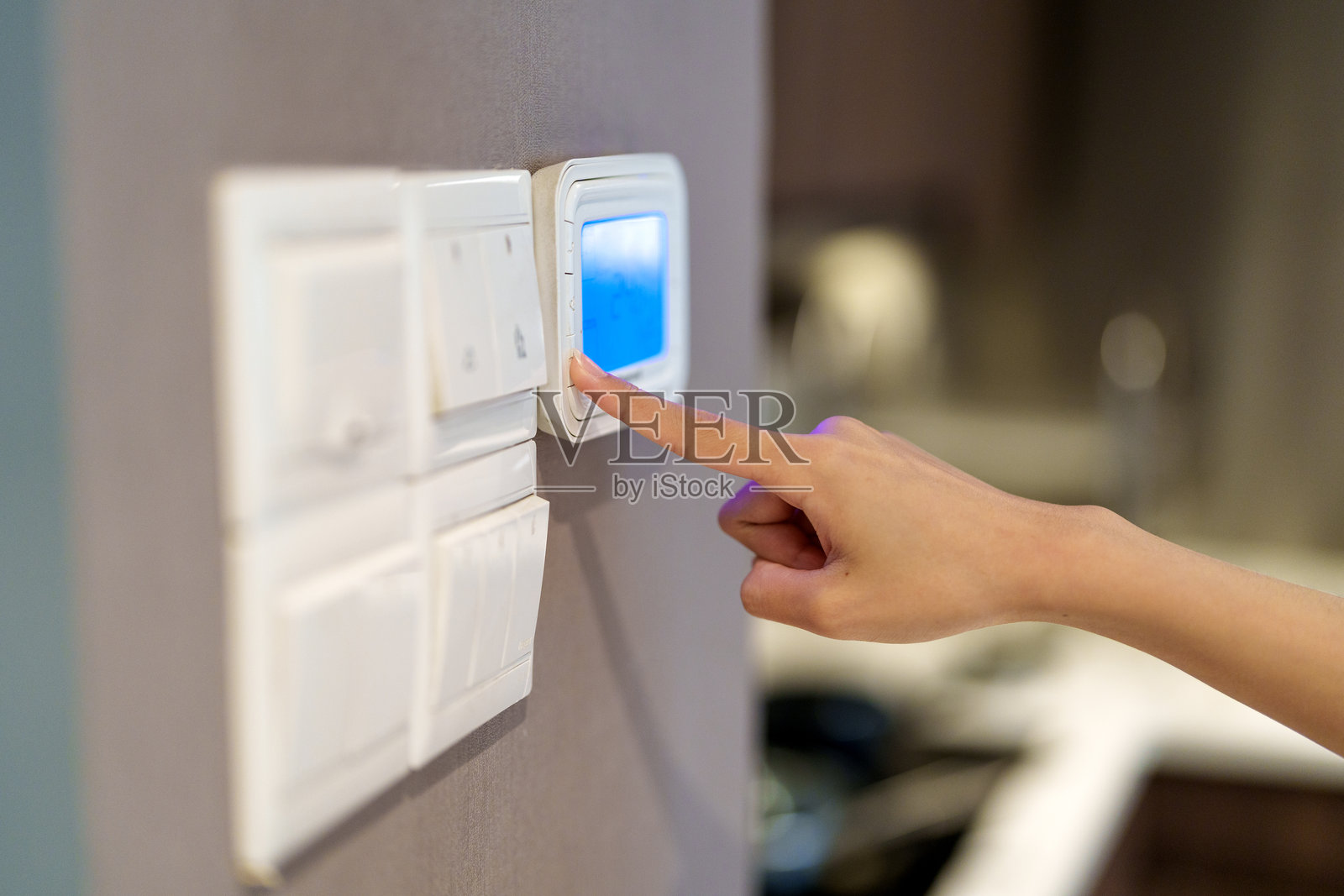 使用智能家居系统控制面板的人照片摄影图片