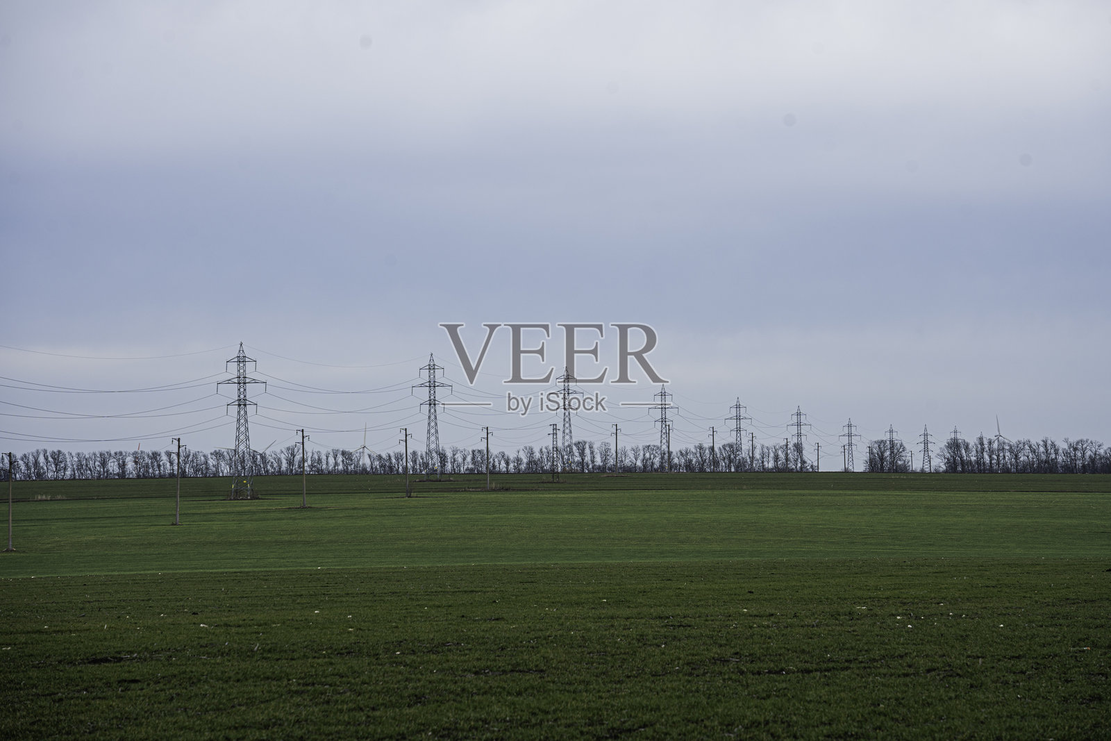 清洁能源的未来。农业田野中的创新输电塔。照片摄影图片