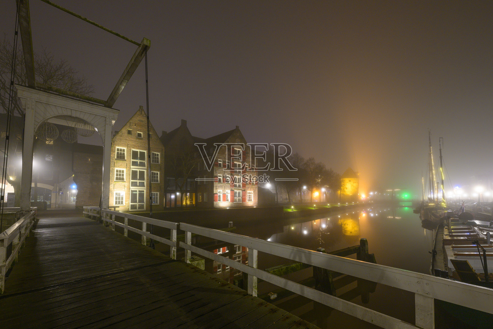 兹沃勒的托尔贝克运河在一个雾蒙蒙的冬季傍晚照片摄影图片