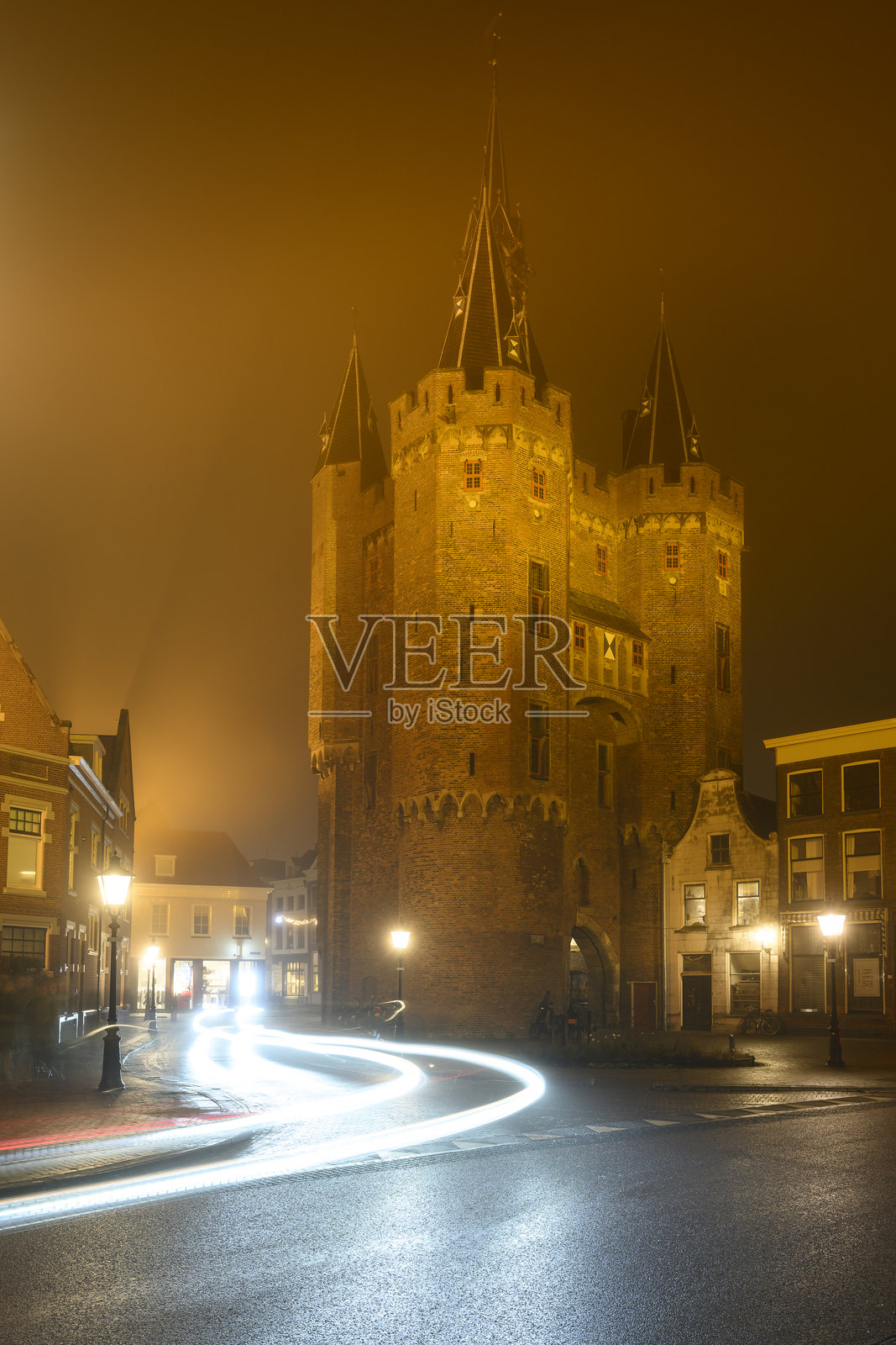 兹沃勒的萨森门在雾蒙蒙的冬日中照片摄影图片