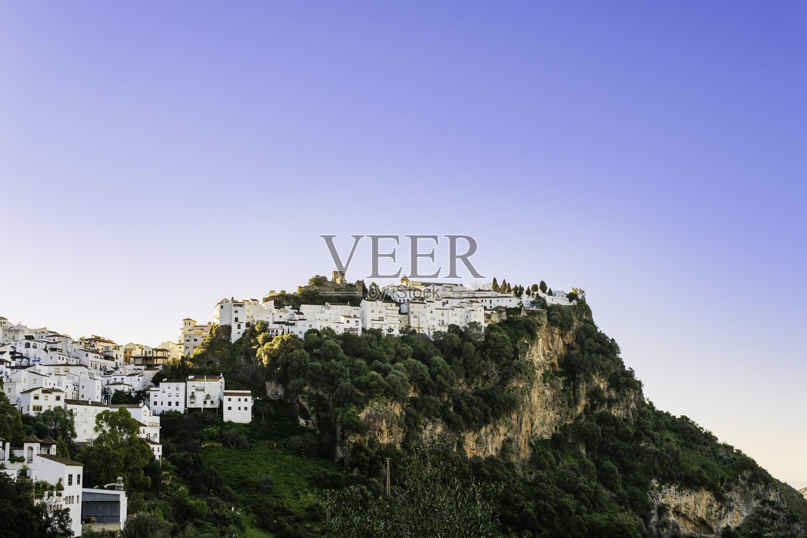 卡萨雷斯的景观，西班牙美丽的安达卢西亚村庄之一照片摄影图片