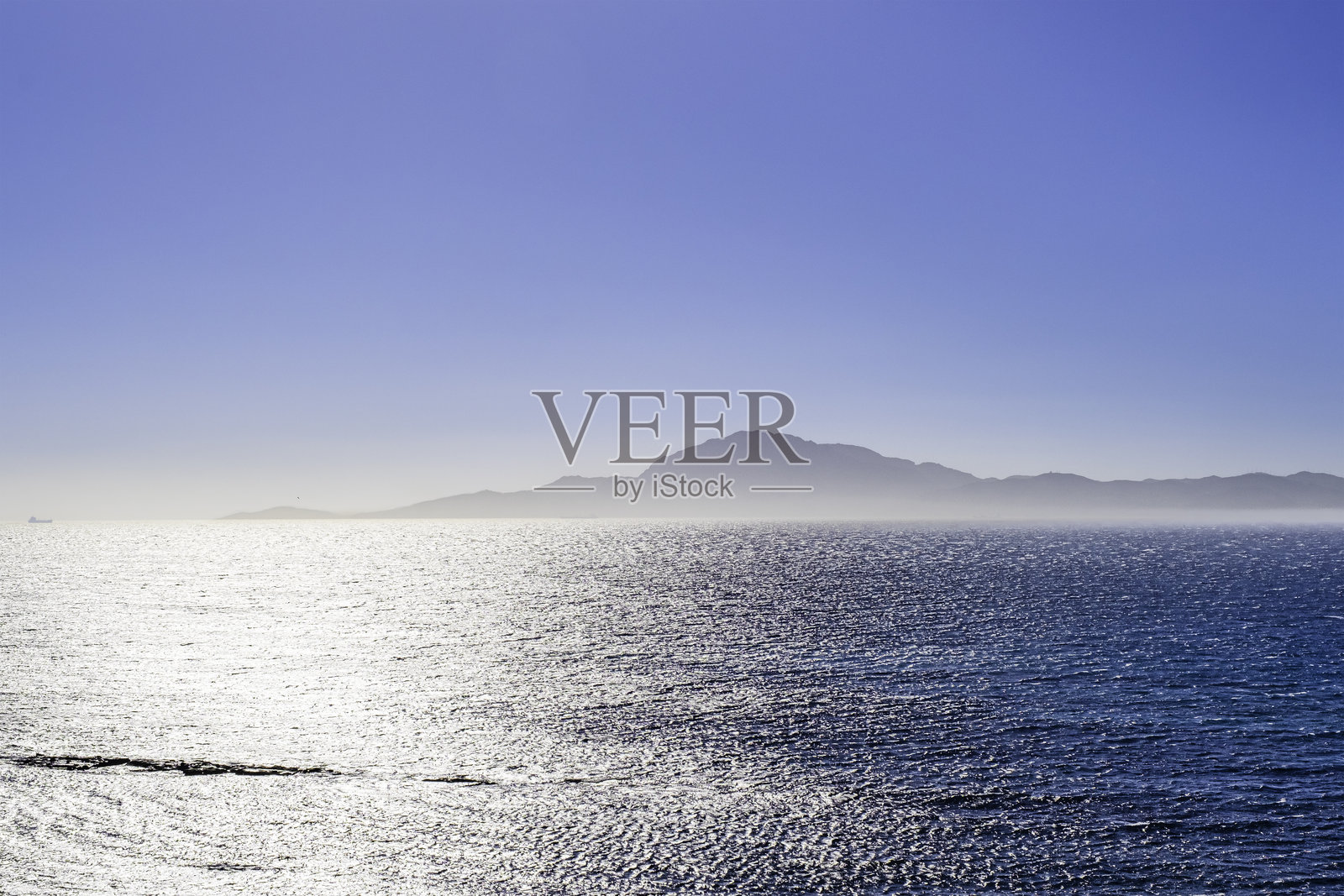 从西班牙海岸看到的直布罗陀海峡照片摄影图片