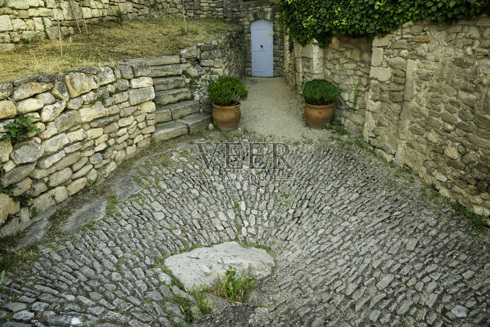 鹅卵石小巷在拐角处蜿蜒，拉科斯特村照片摄影图片