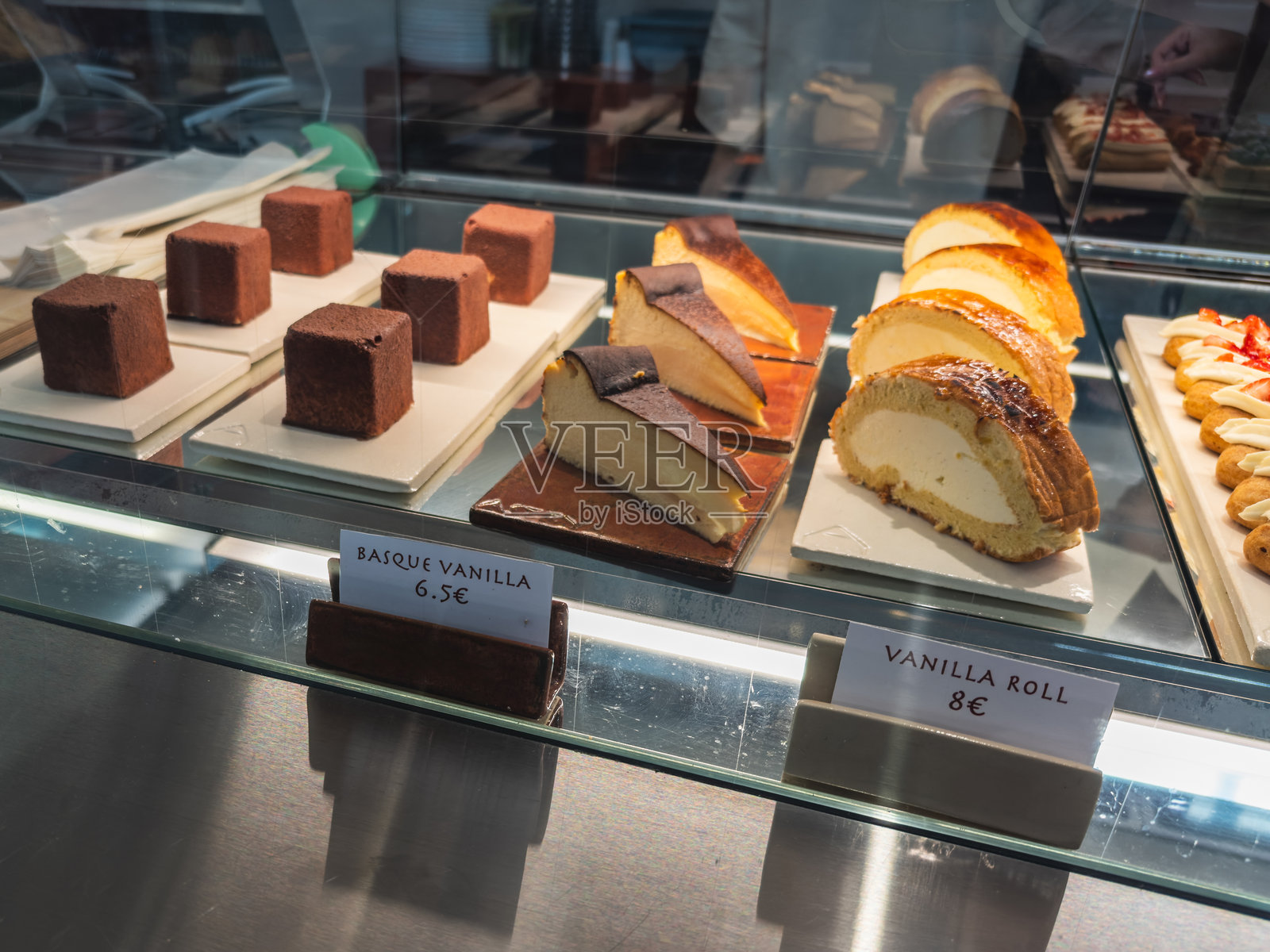 点心展示，包含泡芙和丹麦 pastry照片摄影图片