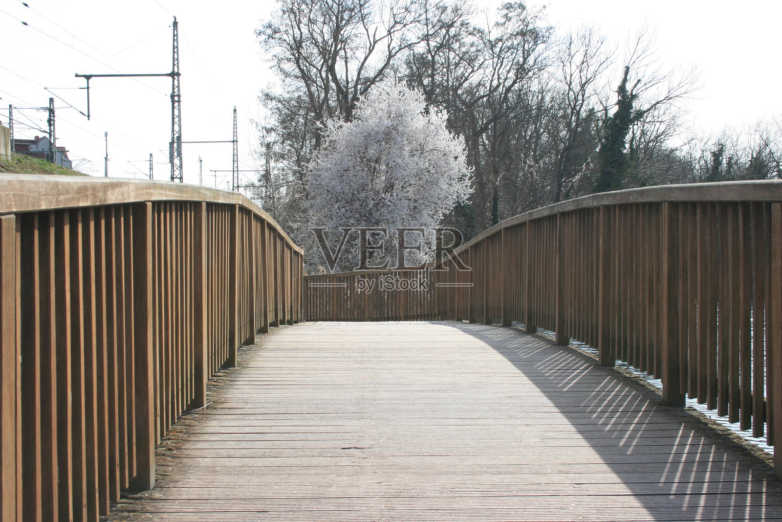 一座金属桥横跨在河水上照片摄影图片