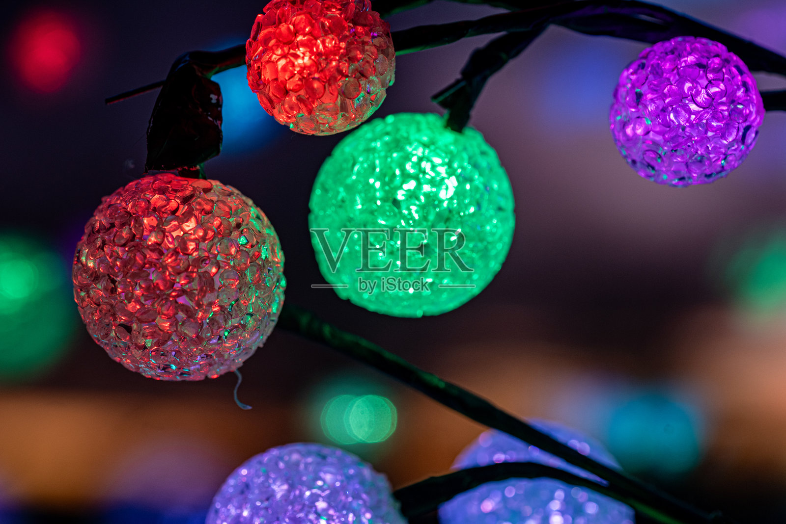 五彩缤纷的圣诞装饰球放在窗台上，窗玻璃上映出倒影，节日气氛浓厚照片摄影图片