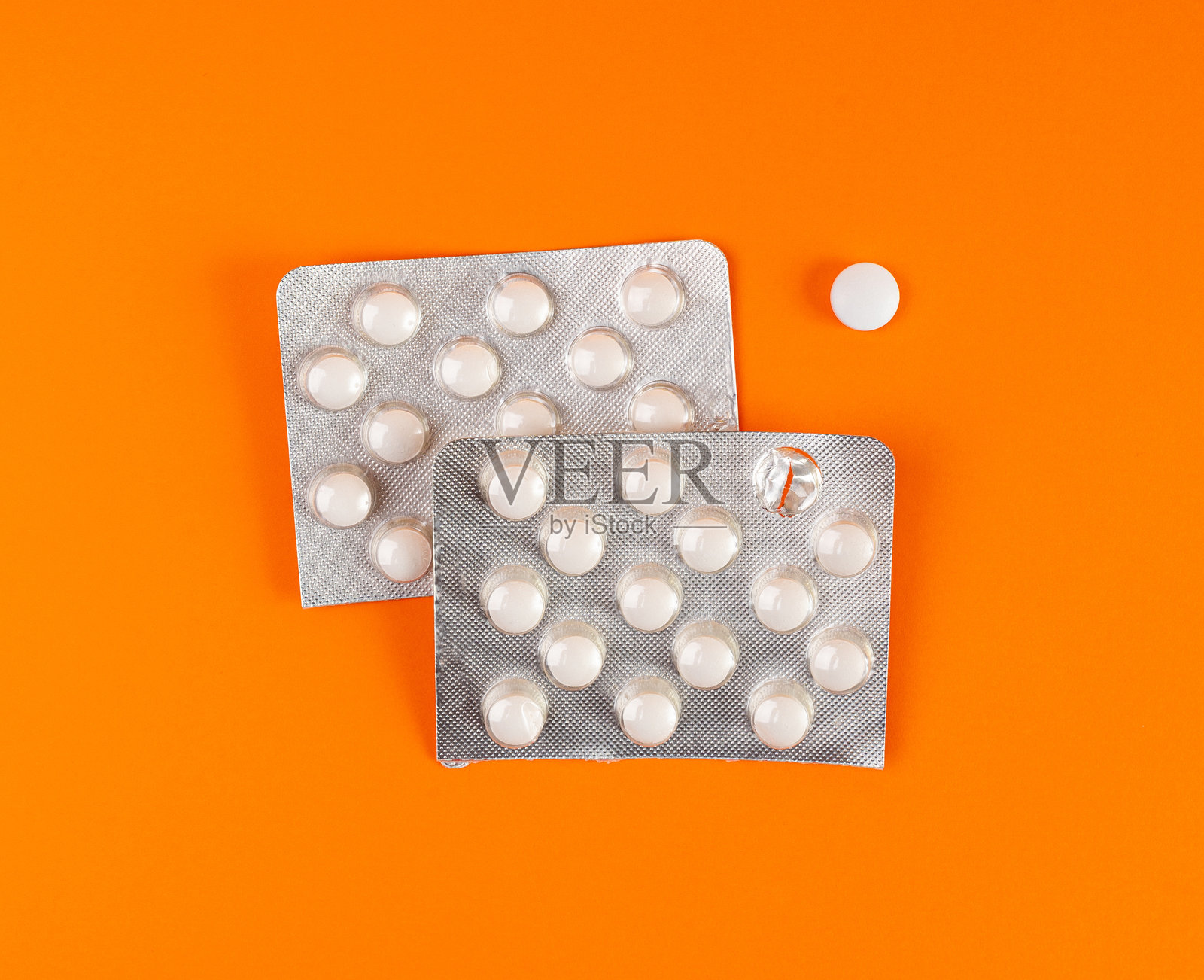 彩色背景上的药丸泡罩，银色药物胶囊包装，药品包装，药丸包装照片摄影图片