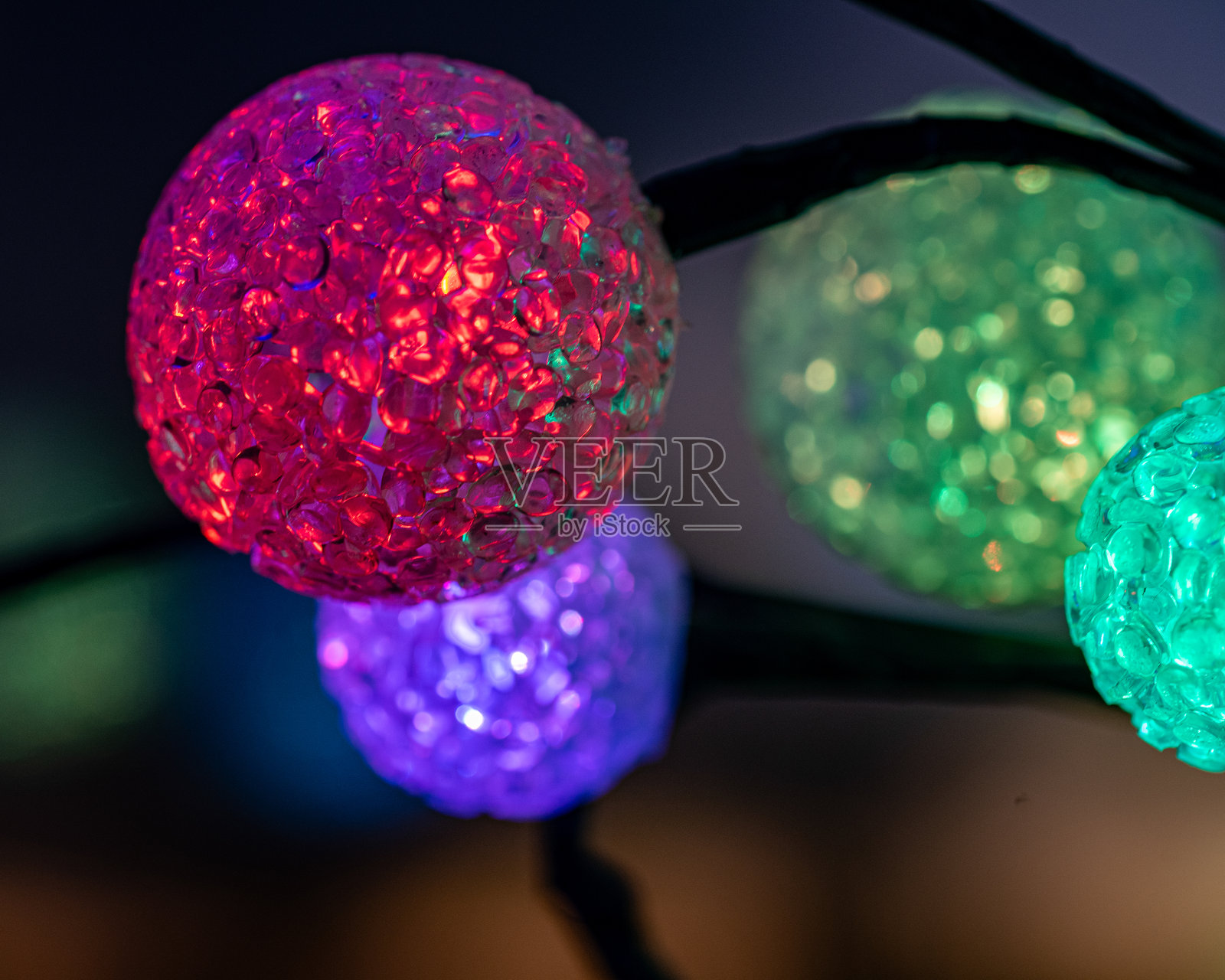 五彩缤纷的圣诞装饰球放在窗台上，窗玻璃上的倒影，节日气氛照片摄影图片