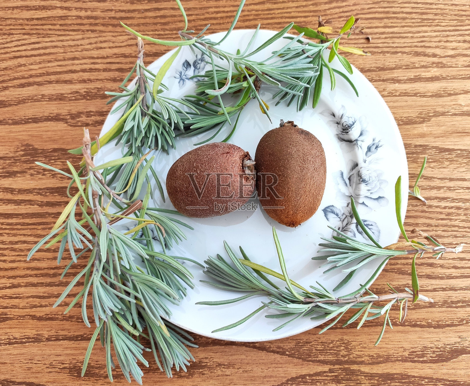 盘子上的猕猴桃照片摄影图片