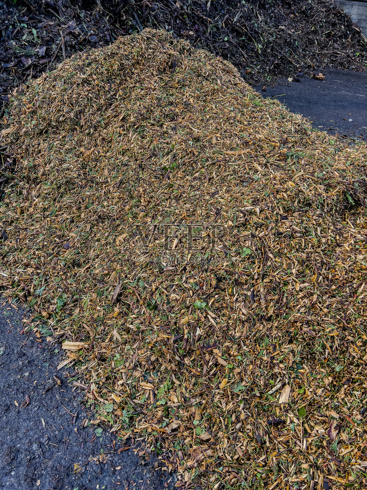 生态肥料，修剪残余的木屑，准备作为覆盖物使用照片摄影图片