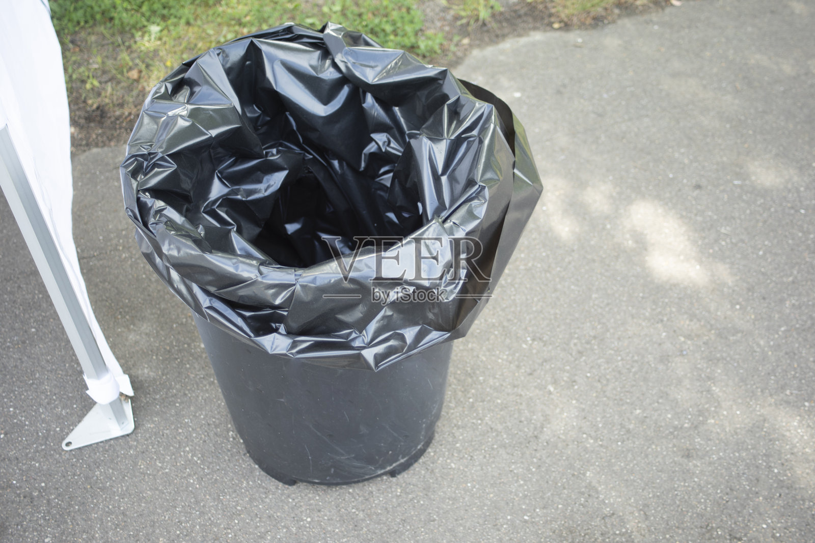 垃圾桶。桶里有黑色垃圾袋。街上的垃圾桶。照片摄影图片