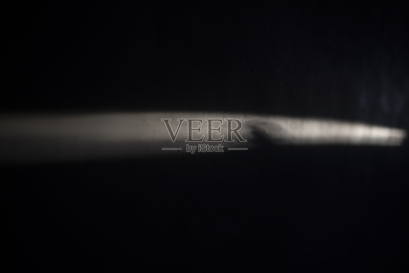 墙上的光线。白色墙壁上的光。抽象背景。照片摄影图片