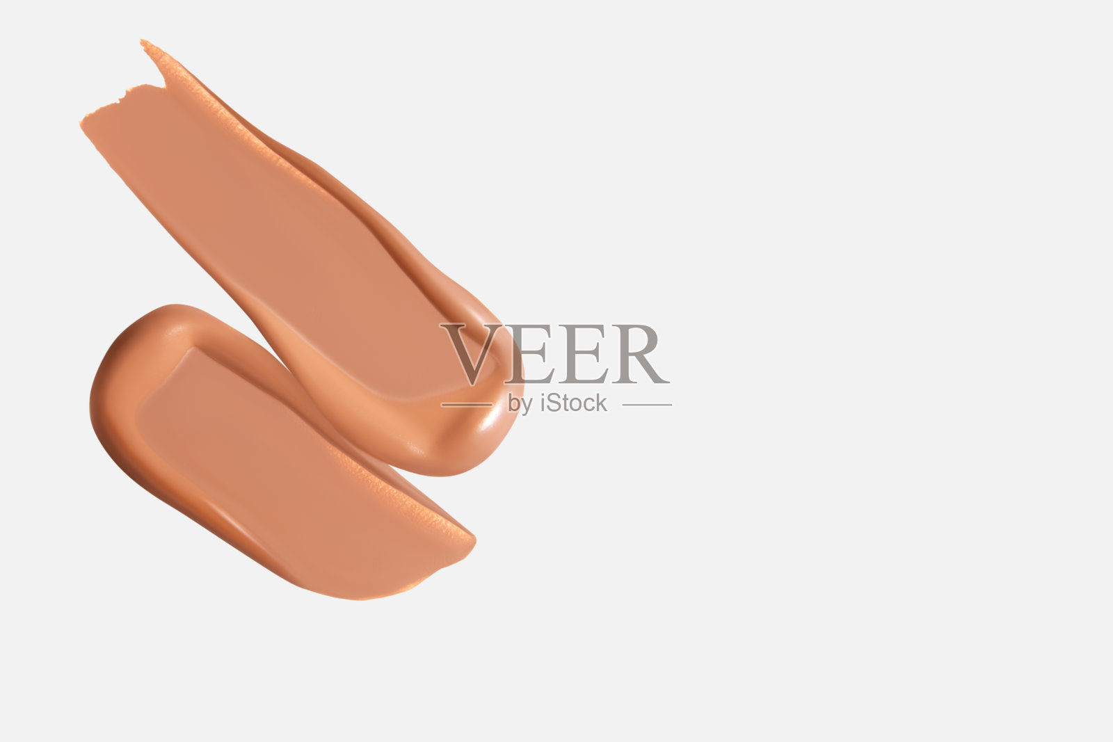 浅色背景上的粉底霜涂抹组合。化妆产品，美妆质感。照片摄影图片