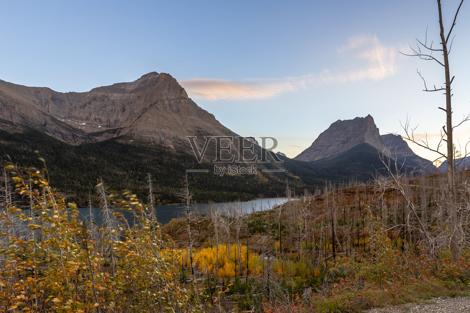 秋季的圣玛丽湖，蒙大拿州冰川国家公园照片摄影图片