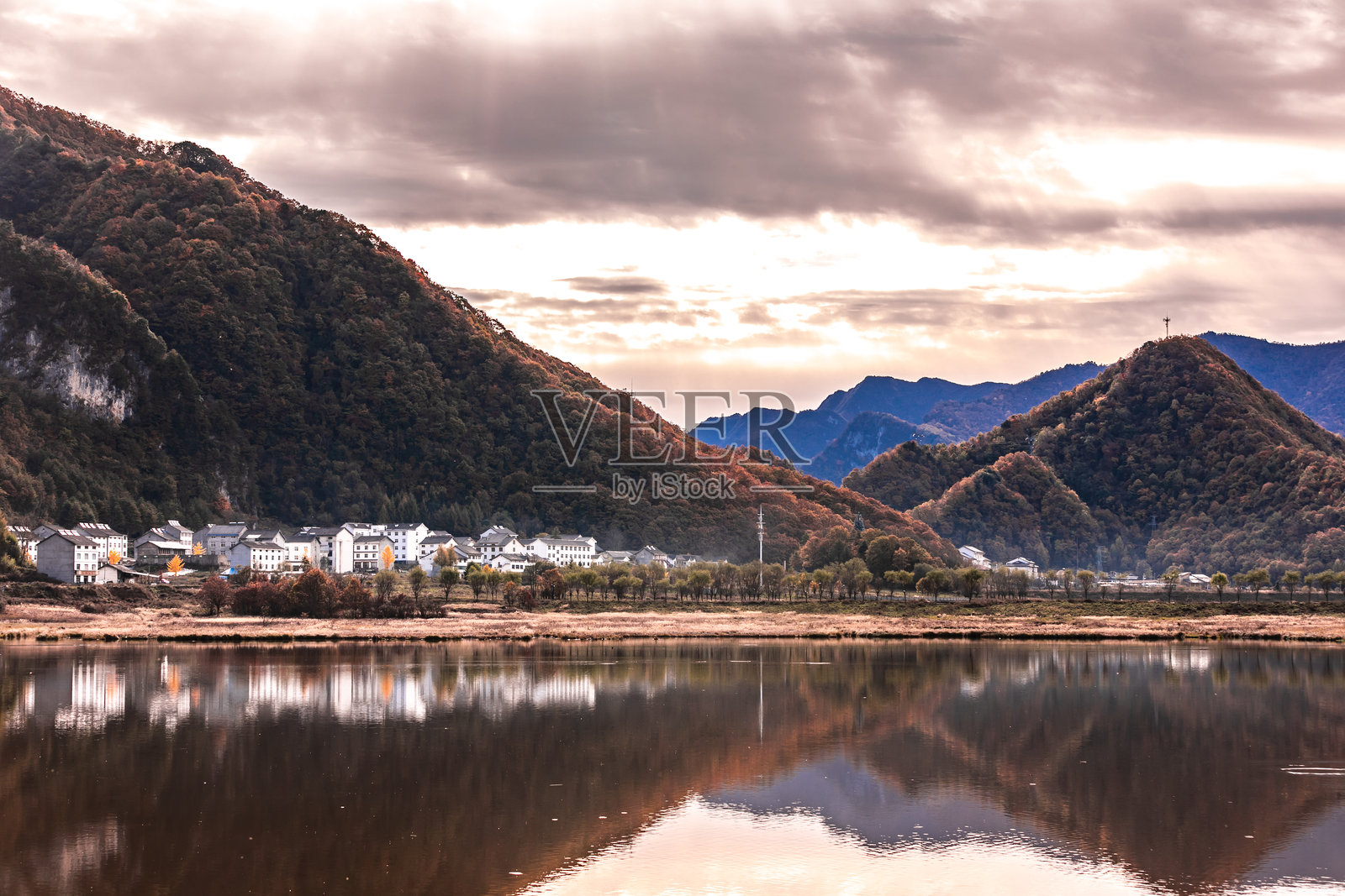 湖泊与山脉风景照片摄影图片