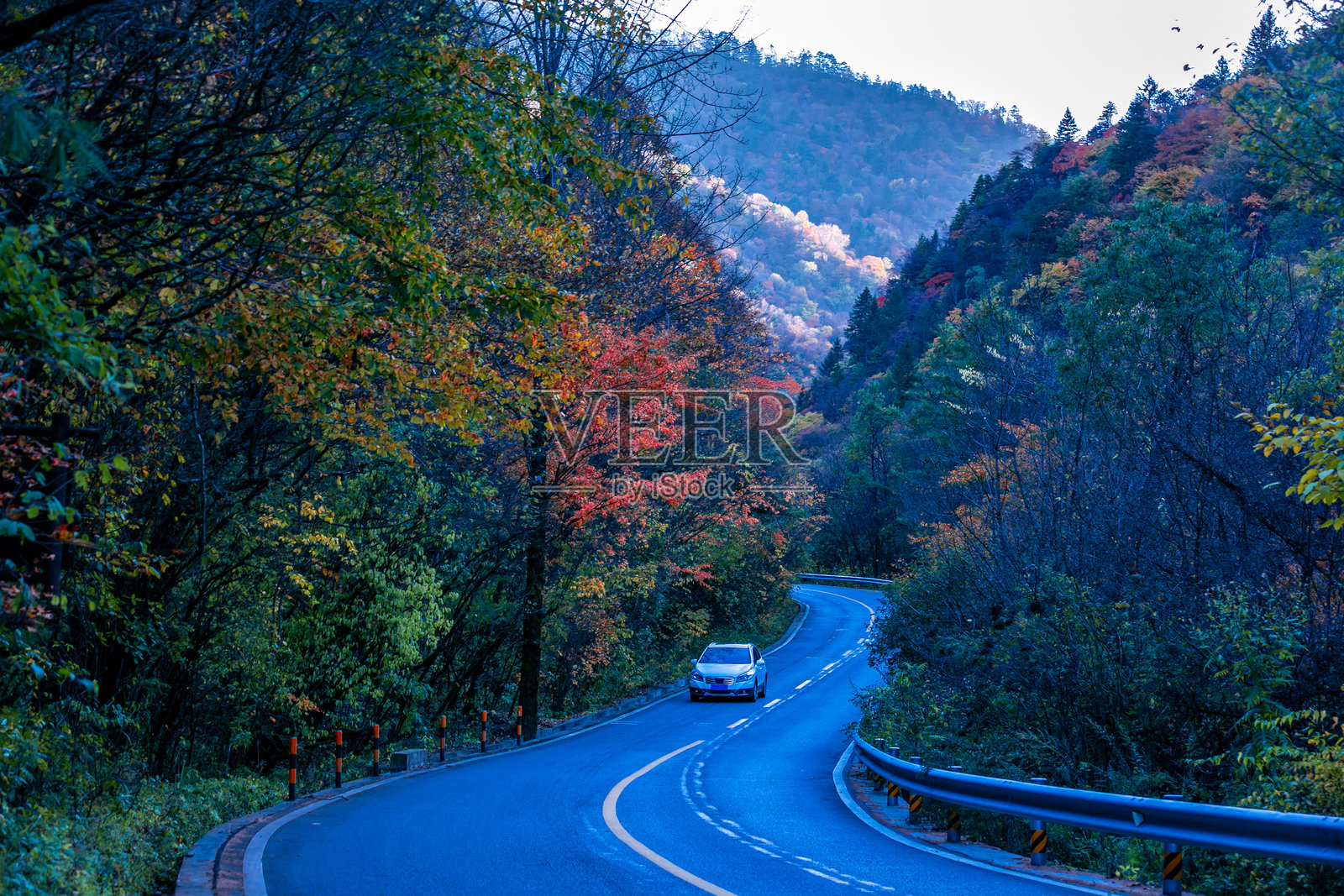 山路上的秋季风景照片摄影图片