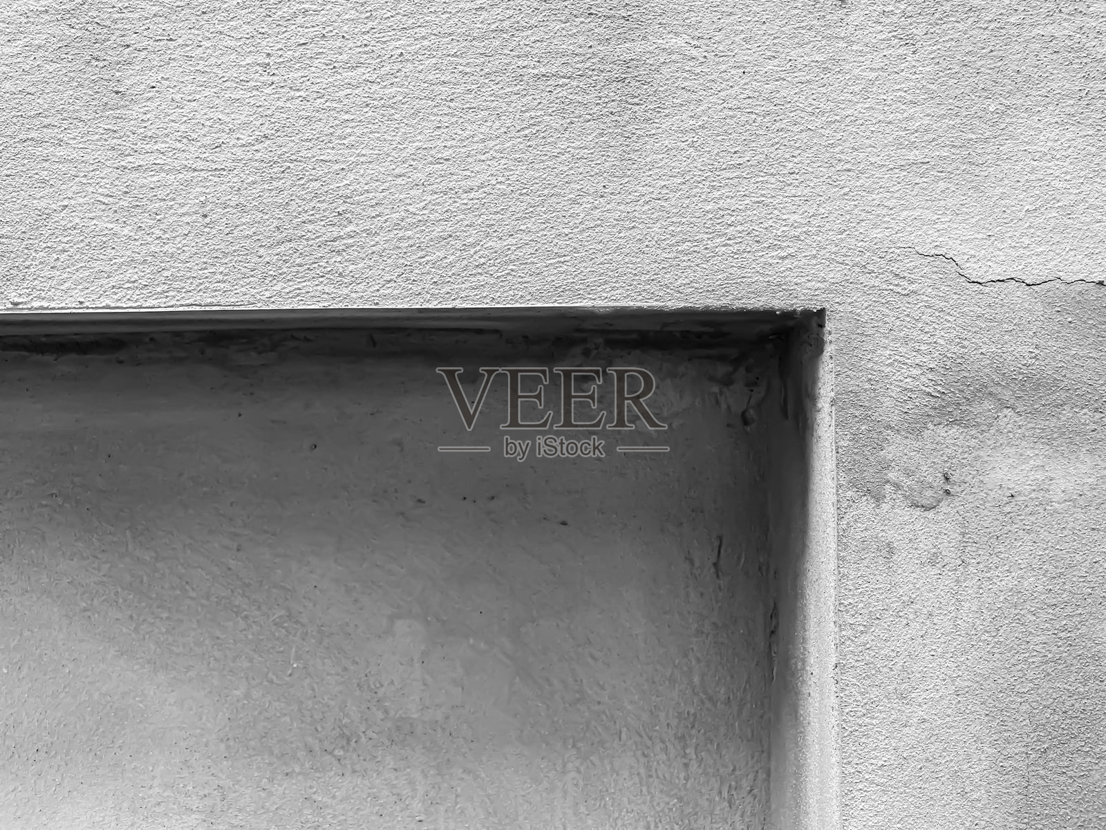 单色粗糙裂纹水泥或混凝土墙面背景的抽象渐变、色调和深度纹理。照片摄影图片