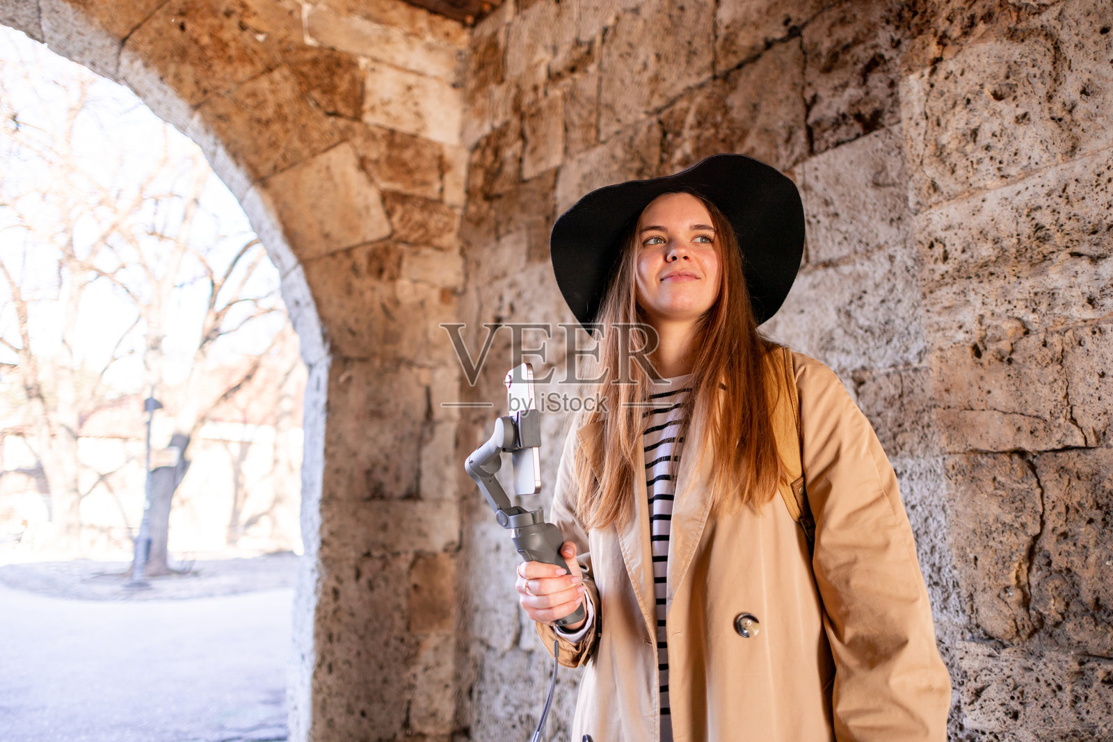 作为旅行博主分享她的旅程照片摄影图片