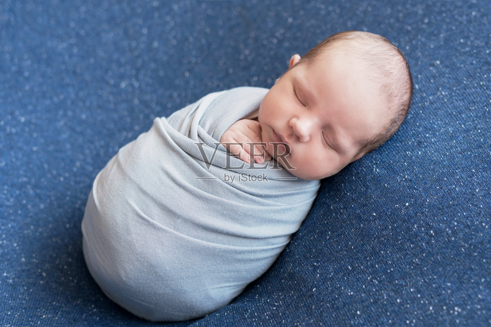 睡着的新生儿。健康的孩子和快乐的母亲。幸福的怀孕和分娩。照片摄影图片