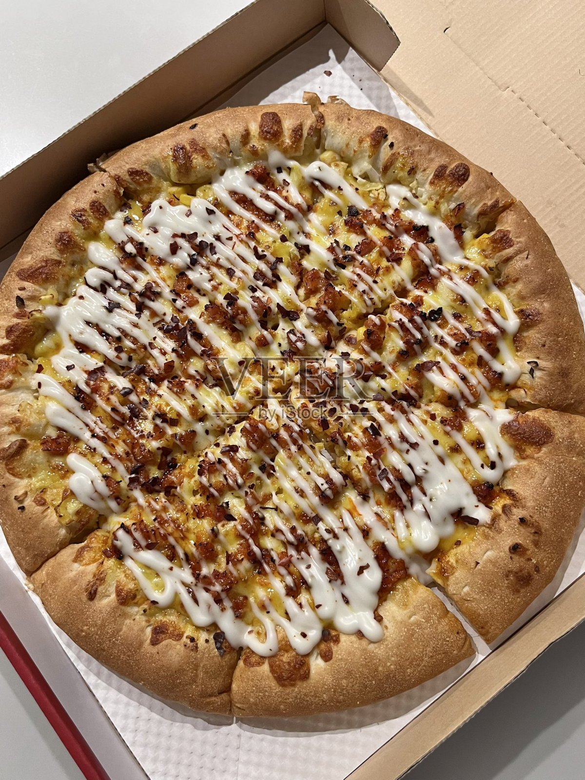 一款美味的比萨饼，金黄的外壳，融化的奶酪和美味的配料。非常适合与食品相关的设计、菜单或意大利主题项目，捕捉经典舒适菜肴的精髓。照片摄影图片