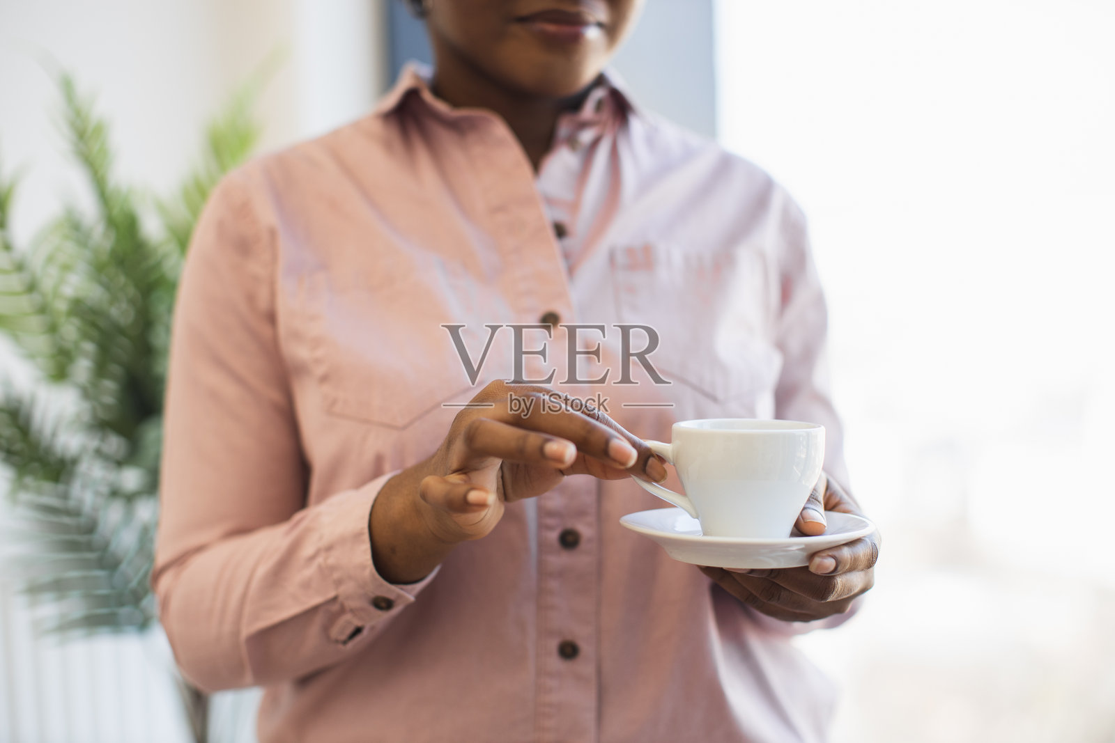 非裔美国女商人在工作时享受咖啡休息时间照片摄影图片