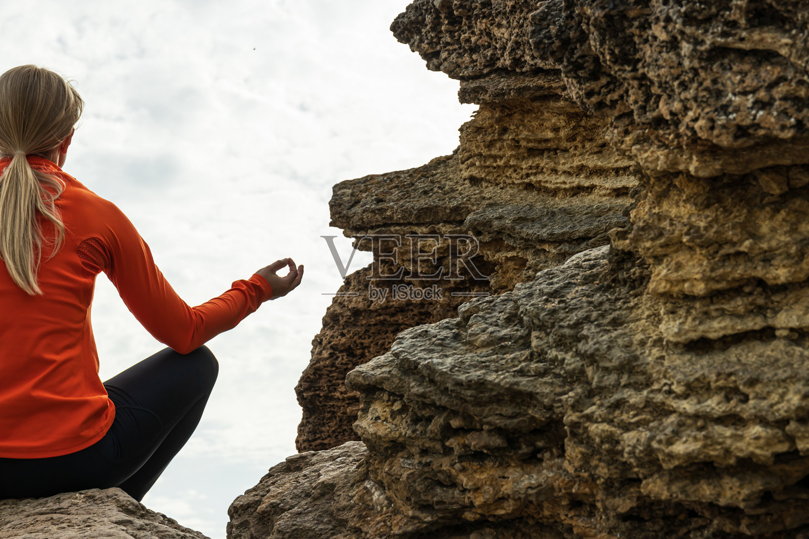 女孩在大自然中进行冥想照片摄影图片