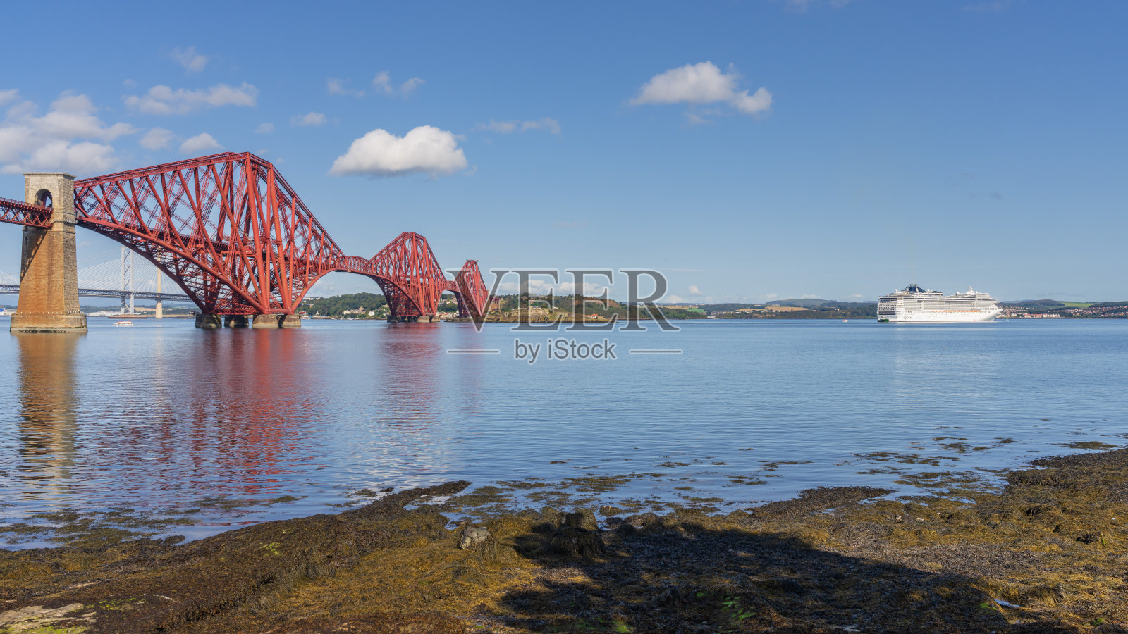 苏格兰南奎因斯费里附近的福斯桥景观和一艘等待的游轮照片摄影图片