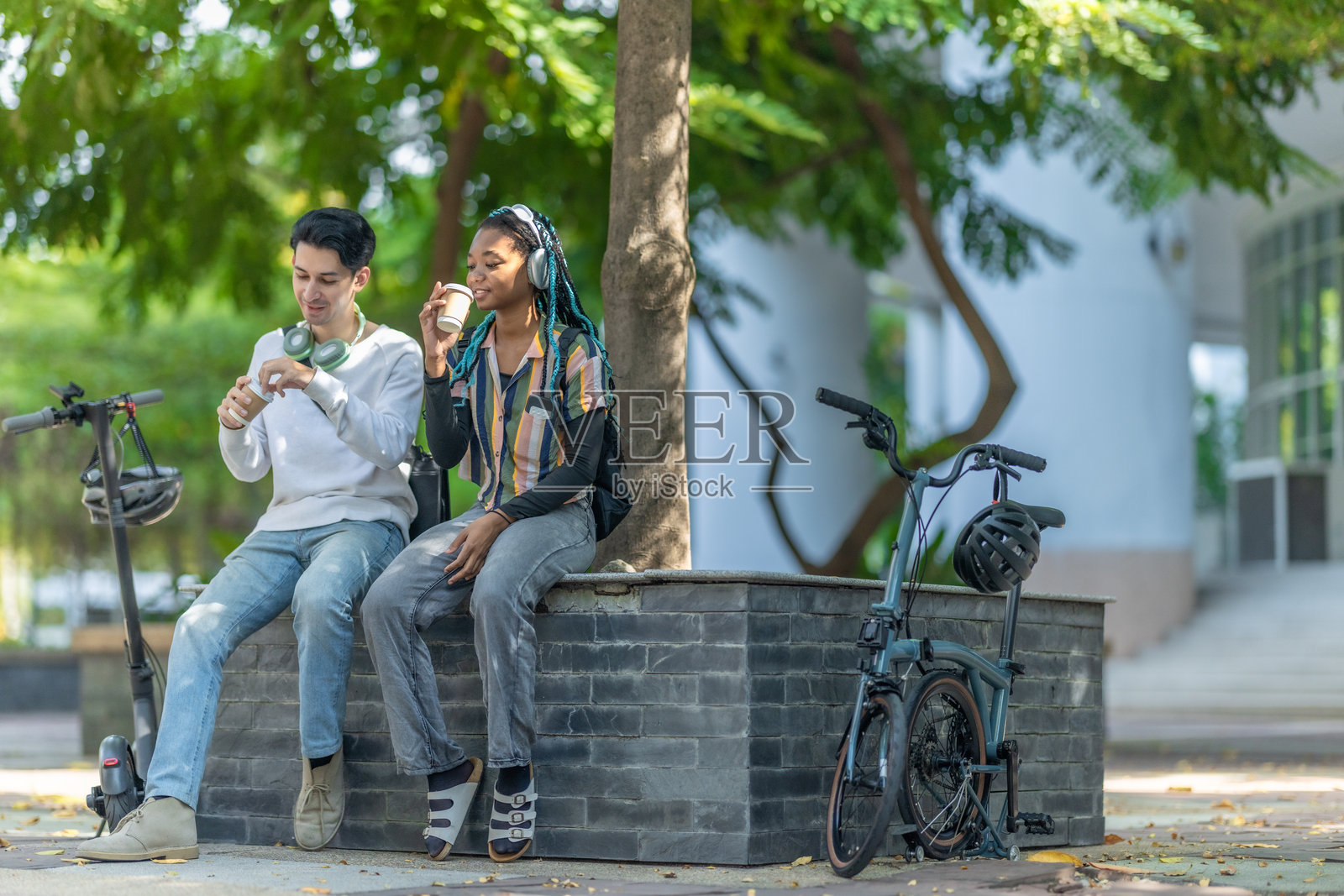 年轻人使用环保交通工具放松身心照片摄影图片