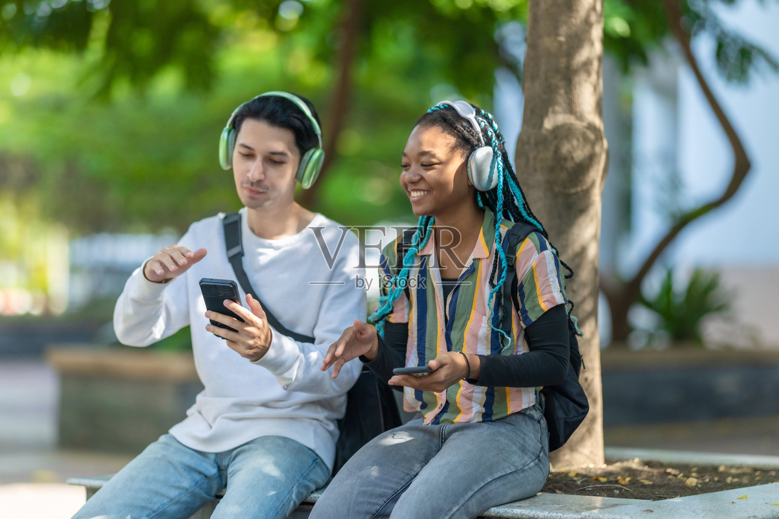 年轻人使用环保交通工具放松身心照片摄影图片