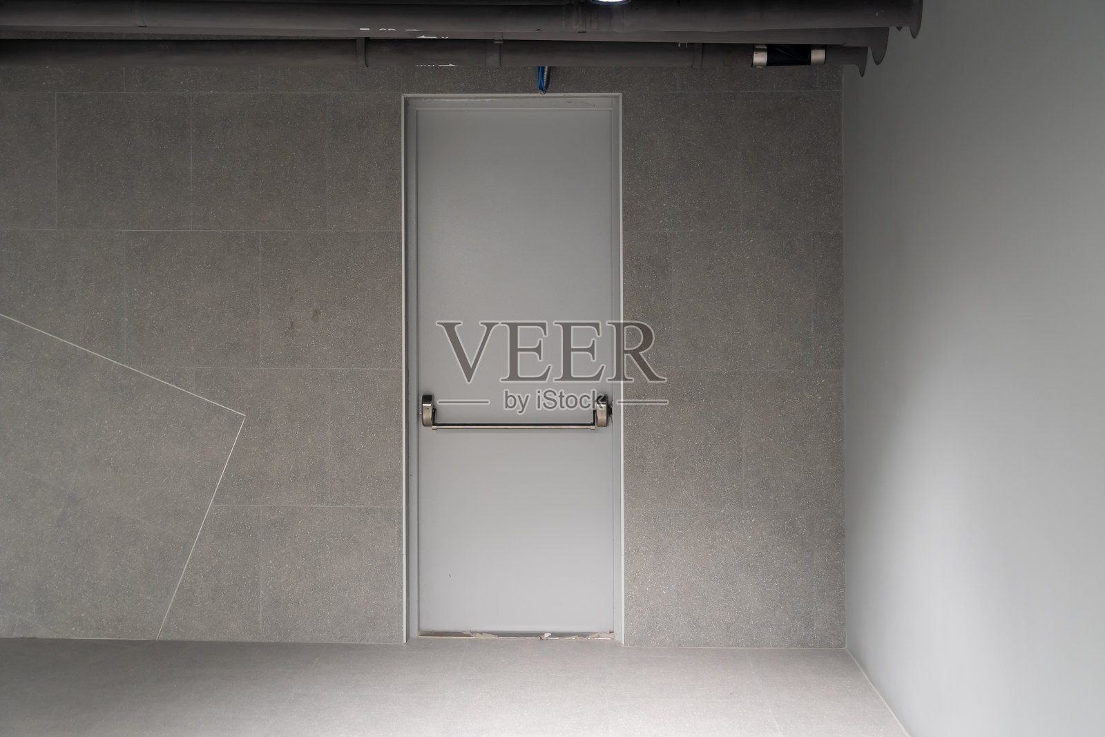 地下停车场的紧急出口门照片摄影图片