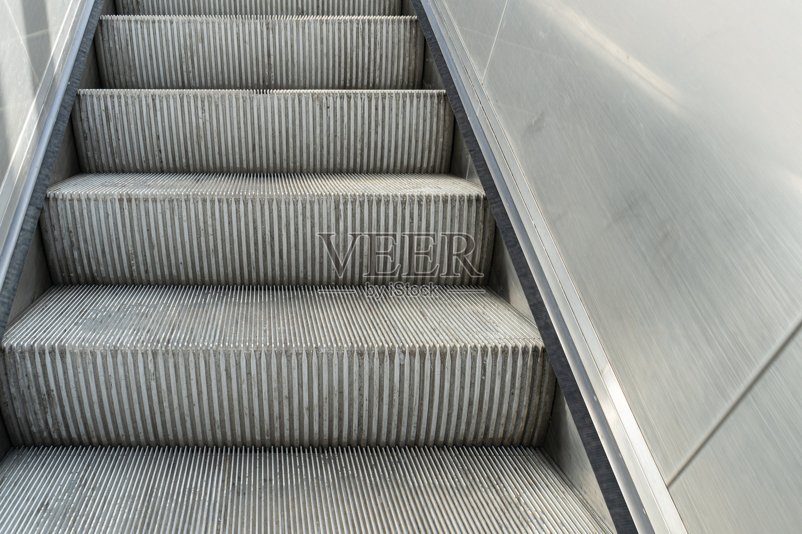 自动扶梯的台阶，移动的楼梯，空的地铁电梯，电动楼梯，金属移动楼梯照片摄影图片