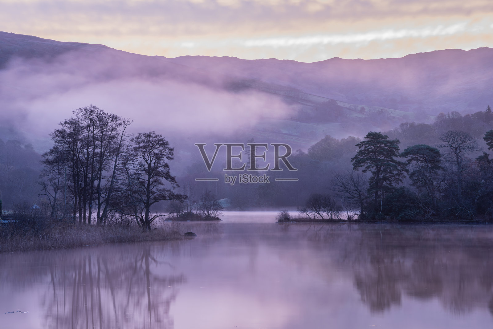 令人惊叹的美丽秋季日出气氛景观图，展现了湖区的Rydal Water，湖面上弥漫着低层雾气，色彩令人难以置信。照片摄影图片