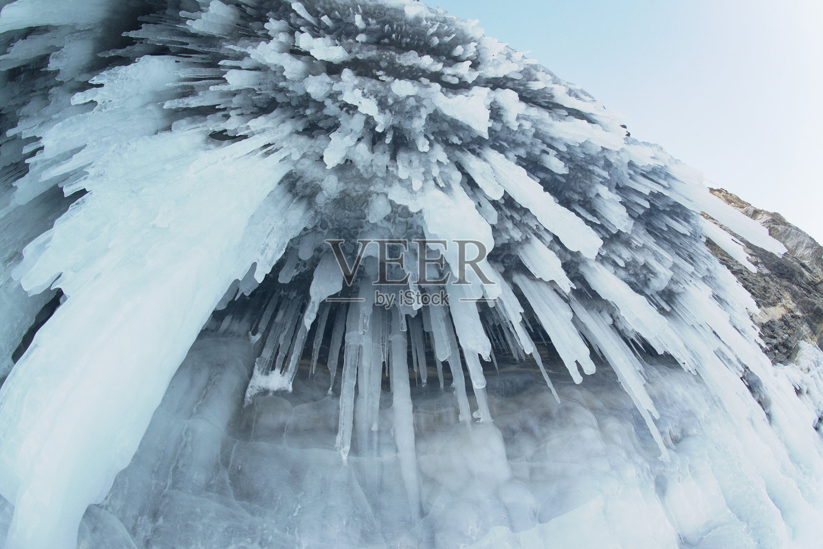 贝加尔湖的水结冰形成了奥尔洪岛周围岩石中的冰洞。这种景观仅在1月中旬到4月初存在。照片摄影图片