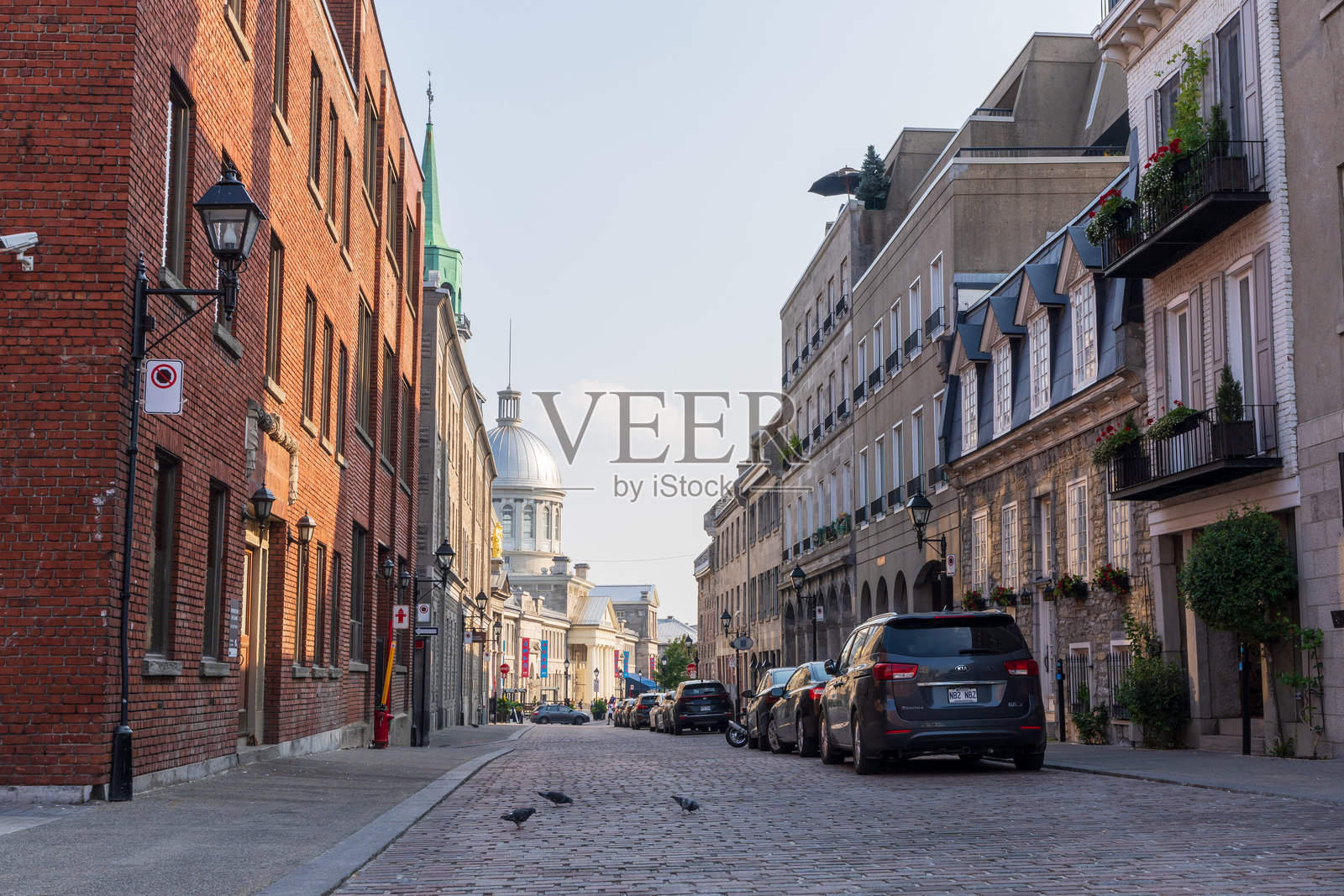 老蒙特利尔的圣保罗街(Rue Saint-Paul)。邦塞库尔市场(Marche Bonsecours)。照片摄影图片