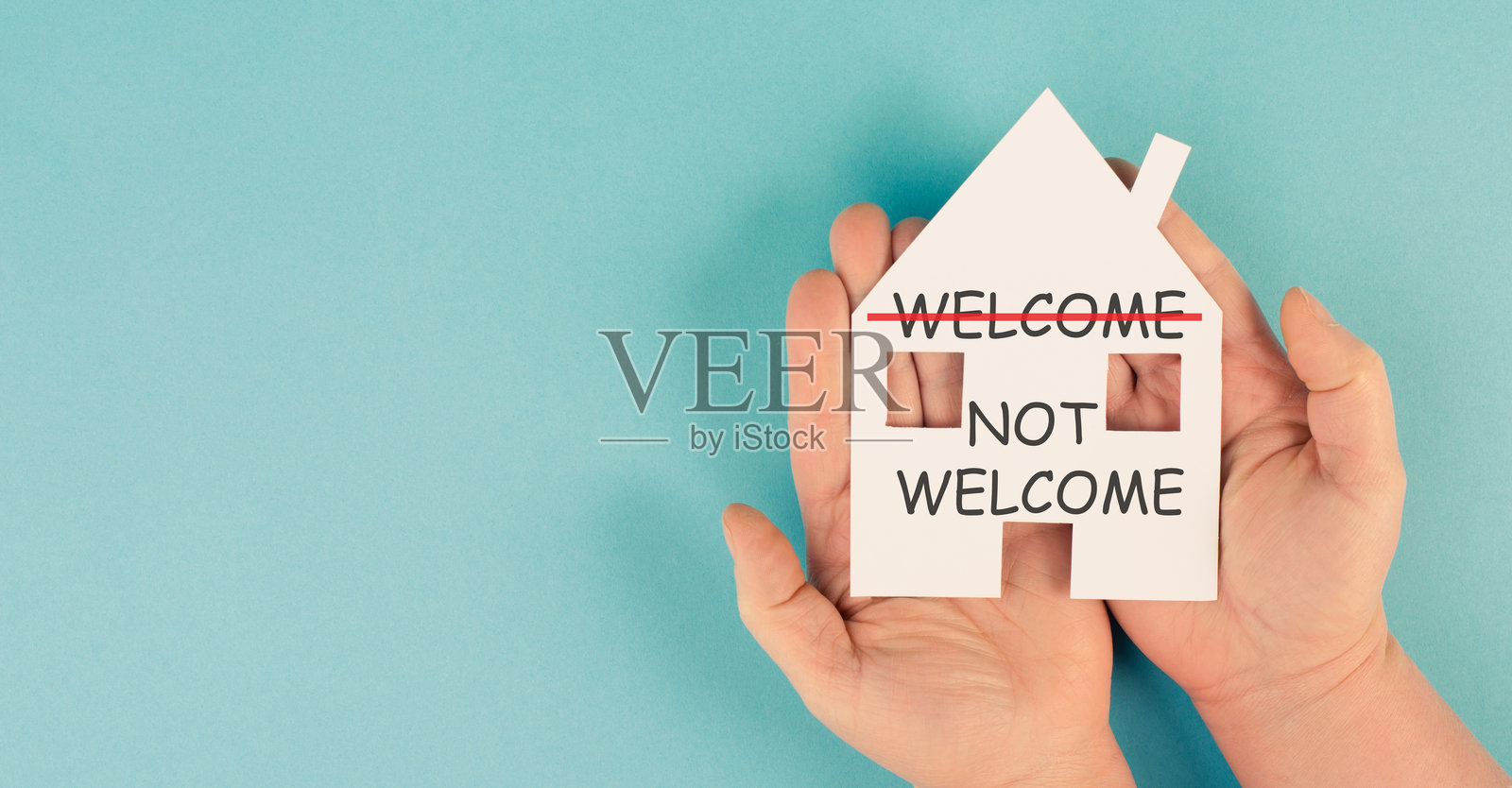 带有“不受欢迎”字样的房子，邻里歧视、种族主义和平等权利概念，排斥外国人和难民。照片摄影图片