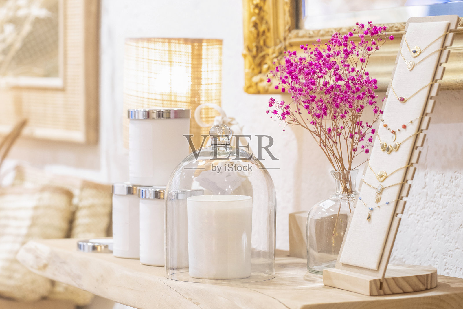 探索时尚的家居装饰，搭配蜡烛和干花，营造温馨的氛围照片摄影图片