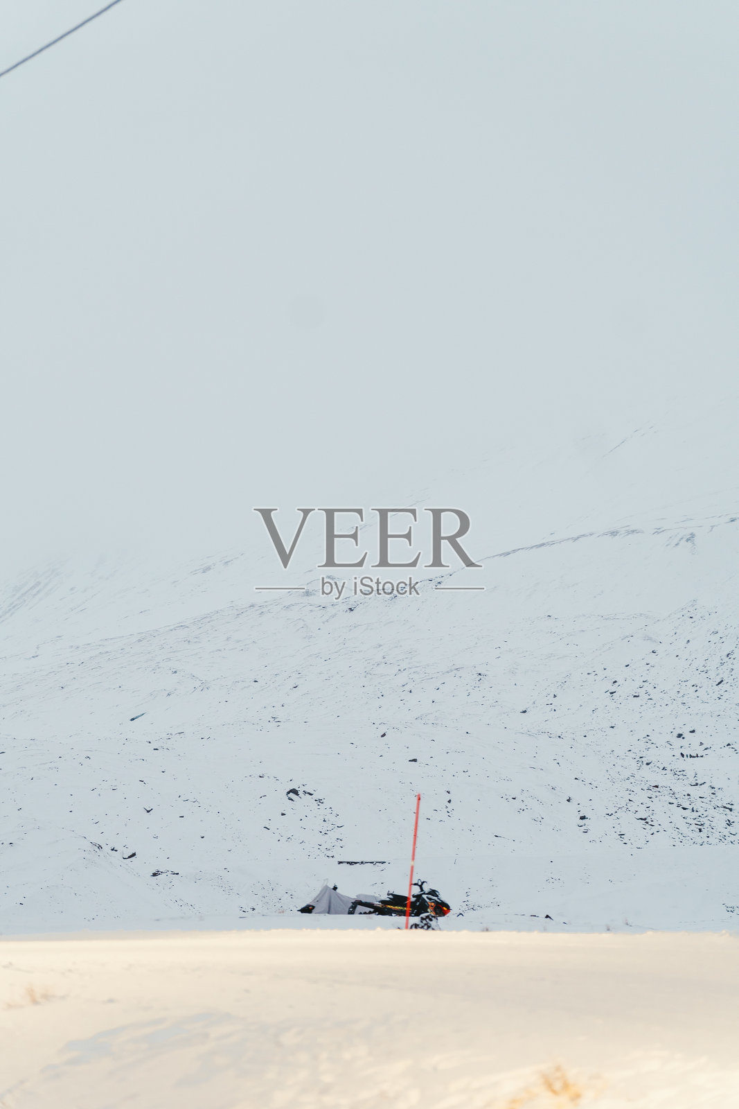 斯瓦尔巴群岛朗伊尔城山下的雪地摩托车照片摄影图片