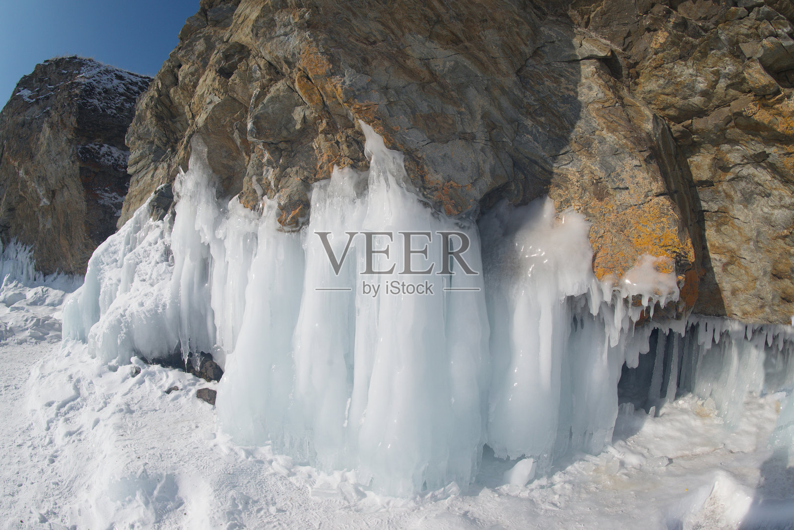 贝加尔湖的水结冰形成了奥尔洪岛周围岩石中的冰洞。这种景观仅在1月中旬到4月初存在。照片摄影图片