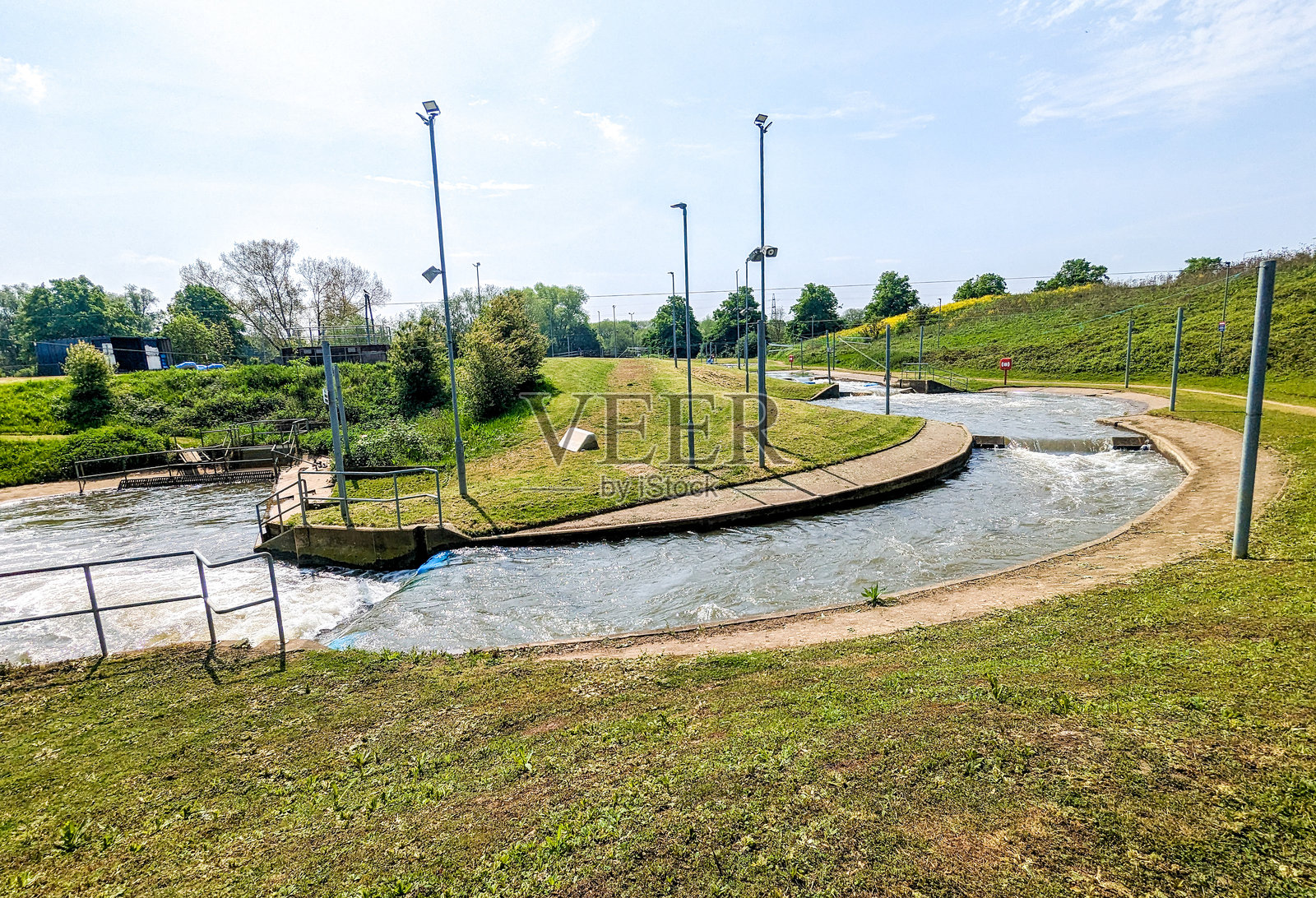 人为制造的白水急流供人们享受或比赛使用照片摄影图片