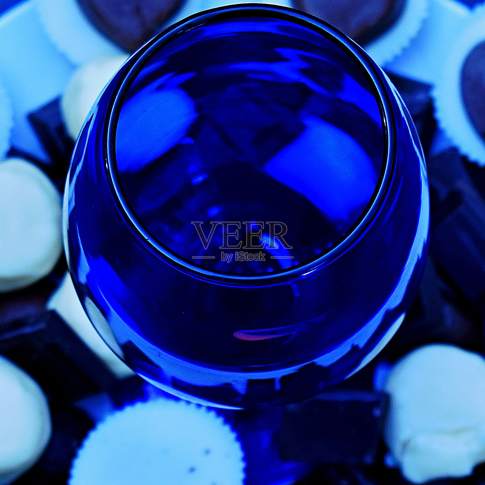 蓝色葡萄酒与巧克力照片摄影图片