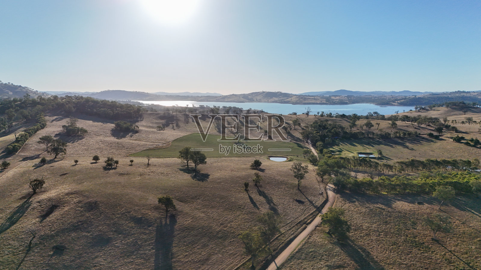 维多利亚州东北部塔尔加诺的休姆湖附近的农田照片摄影图片